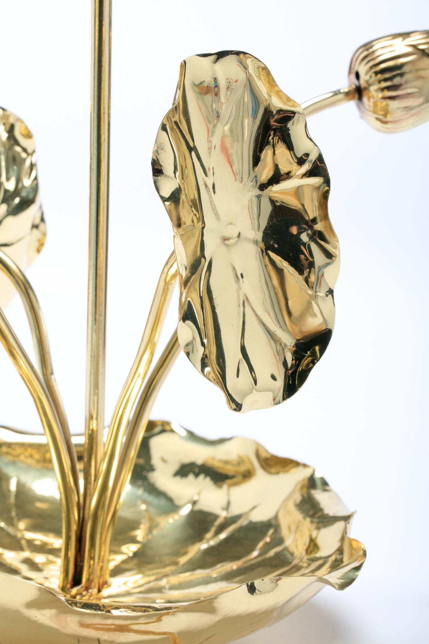 Milieu du XXe siècle Hollywood Regency Lotus Flower Lamp in Polished Brass by Feldman c. 1960 en vente
