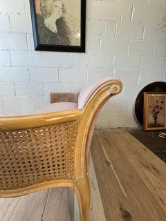 Divanetto a due posti in stile Louis XV Hollywood Regency, con seduta intrecciata sbiadita e struttura a serpentina