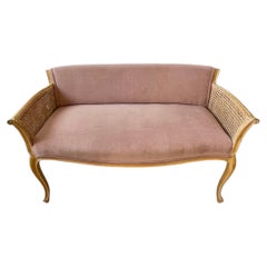 Divanetto a due posti in stile Louis XV Hollywood Regency, con seduta intrecciata sbiadita e struttura a serpentina