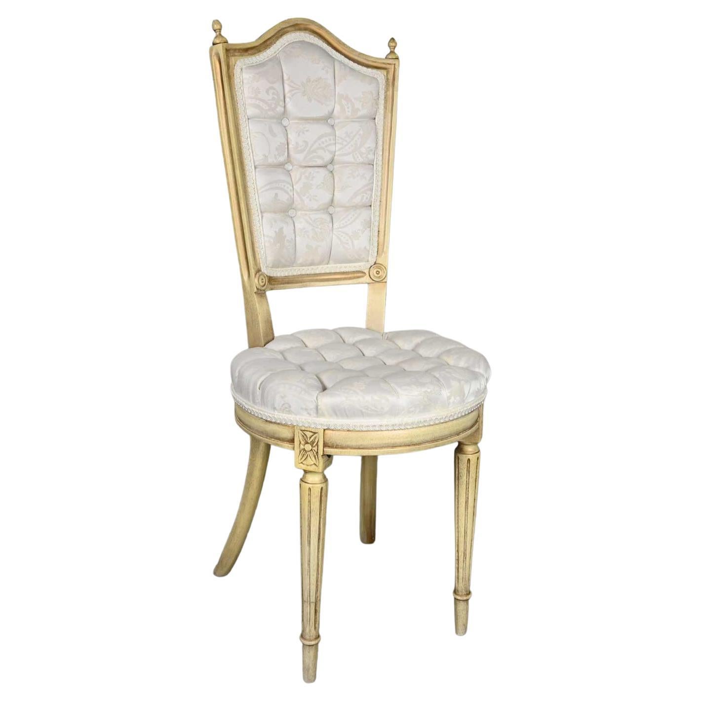 Chaise d'appoint ou habillage blanc ancien de style Louis XVI Hollywood Regency