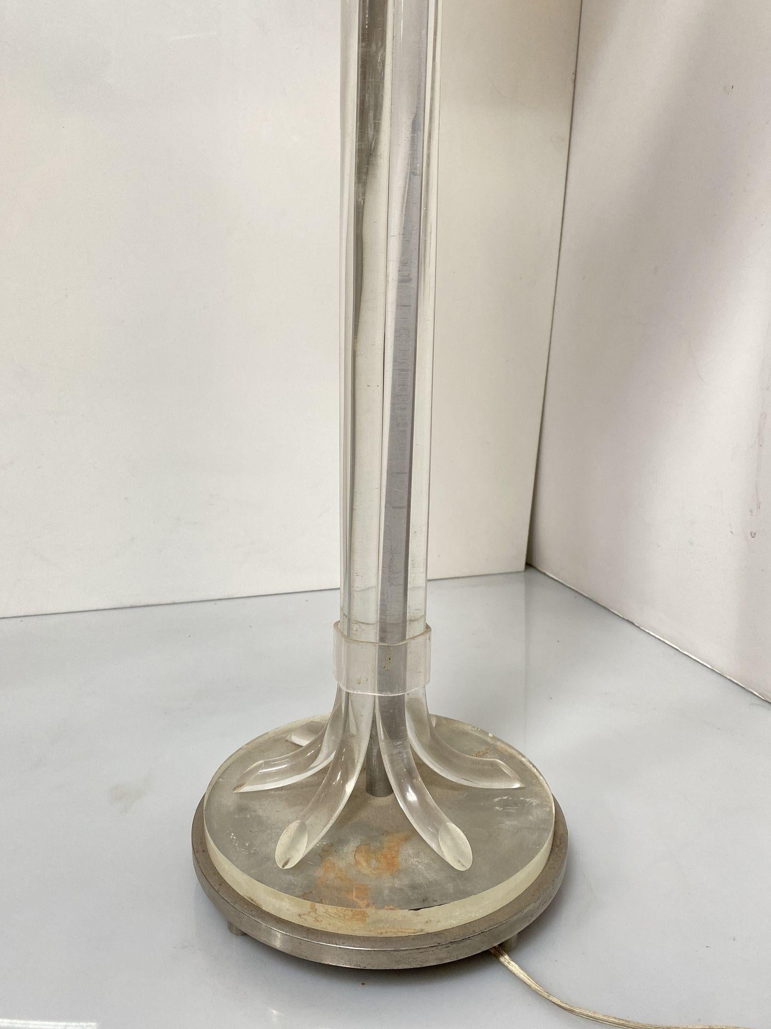 Hollywood Regency Lucite and Chrome Floor Lamp In Excellent Condition For Sale In Van Nuys, CA