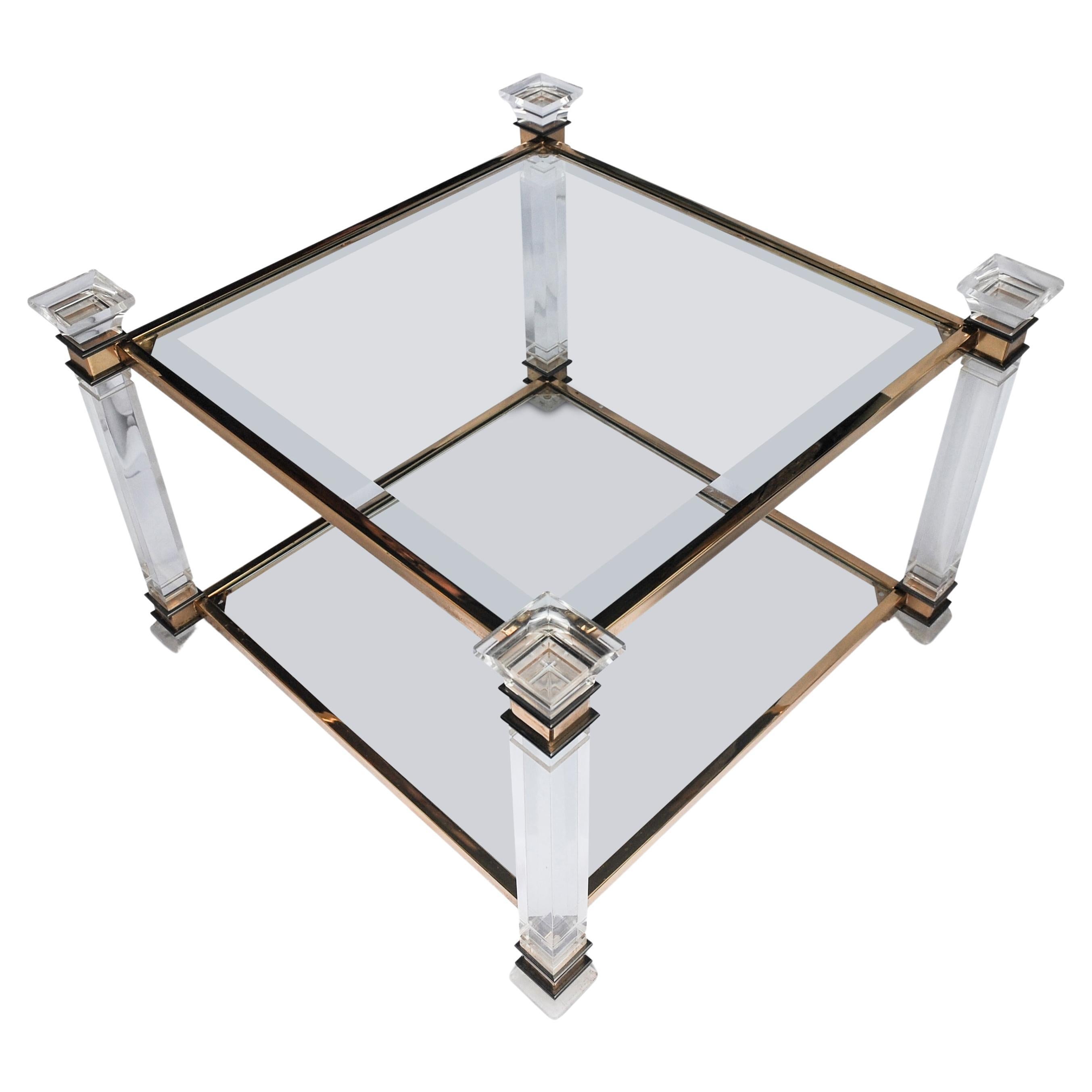 Elegante table à cocktail carrée à deux niveaux en lucite et verre doré, style Hollywood Regency, Maison Charles, 1970 

Table d'appoint bien exécutée, le verre est biseauté et les colonnes en lucite sont extrêmement lourdes et bien faites.

La