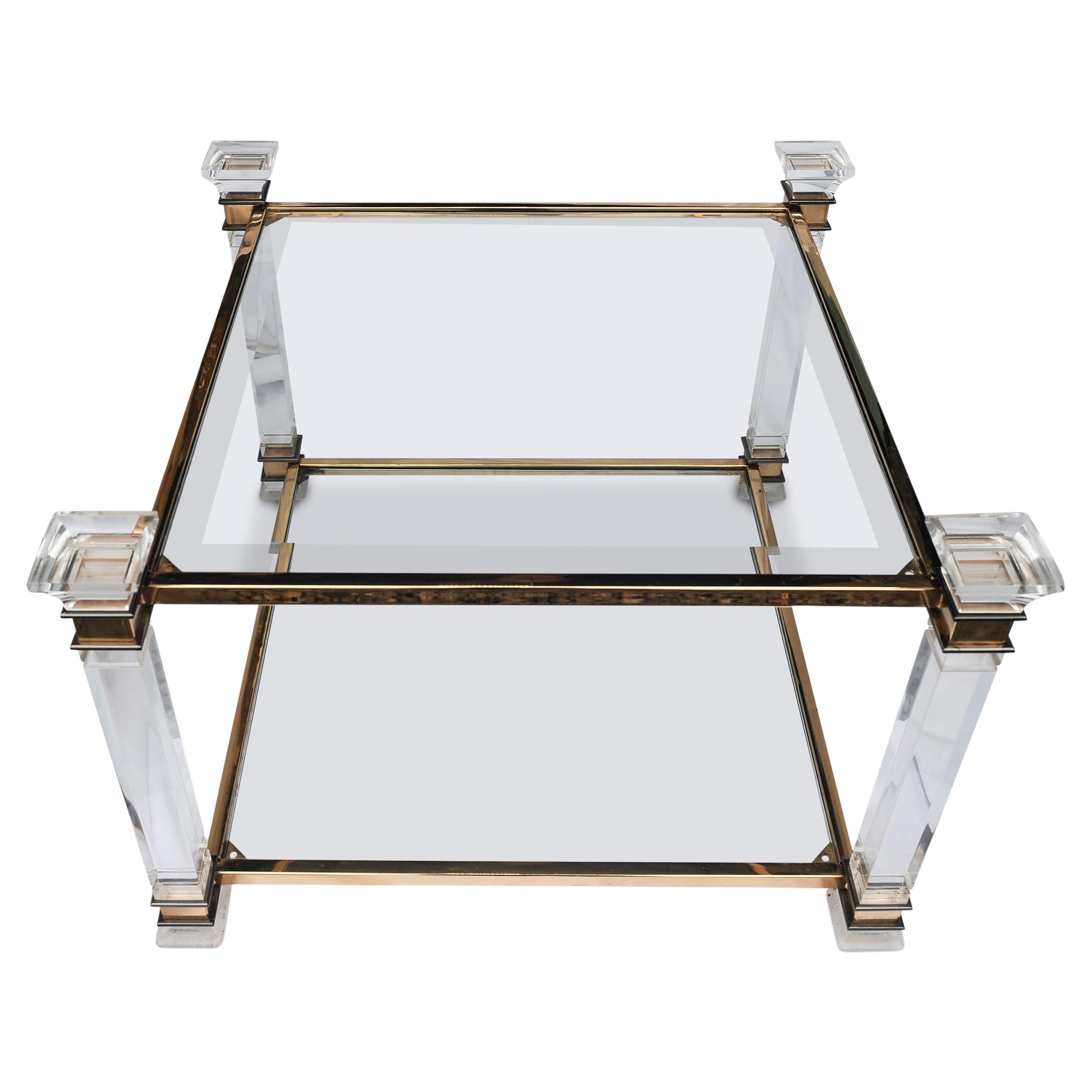 Français Table de cocktail carrée à deux niveaux en lucite et glaçure dorée Hollywood Regency, années 1970 en vente