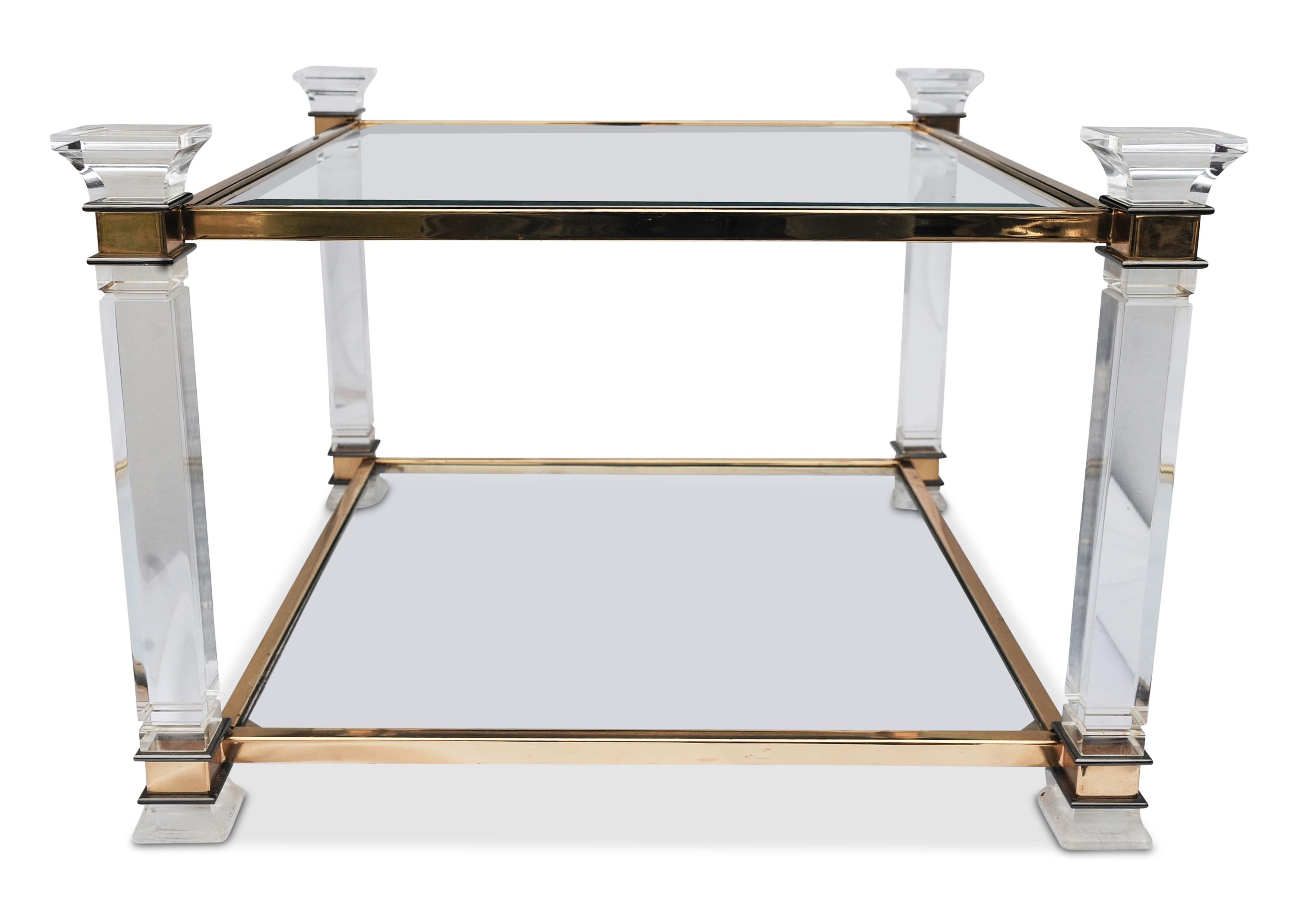 20ième siècle Table de cocktail carrée à deux niveaux en lucite et glaçure dorée Hollywood Regency, années 1970 en vente