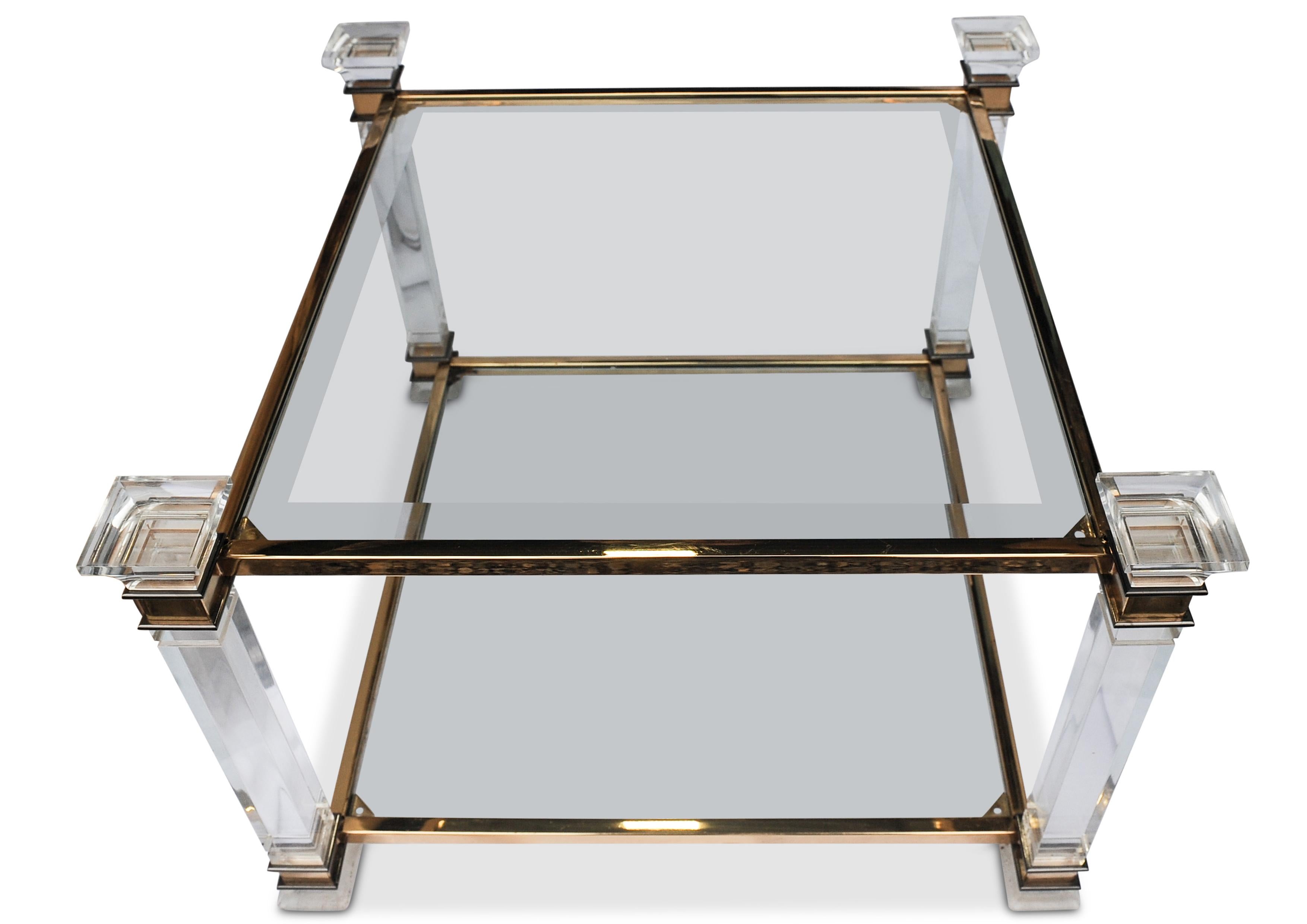 Verre Table de cocktail carrée à deux niveaux en lucite et glaçure dorée Hollywood Regency, années 1970 en vente