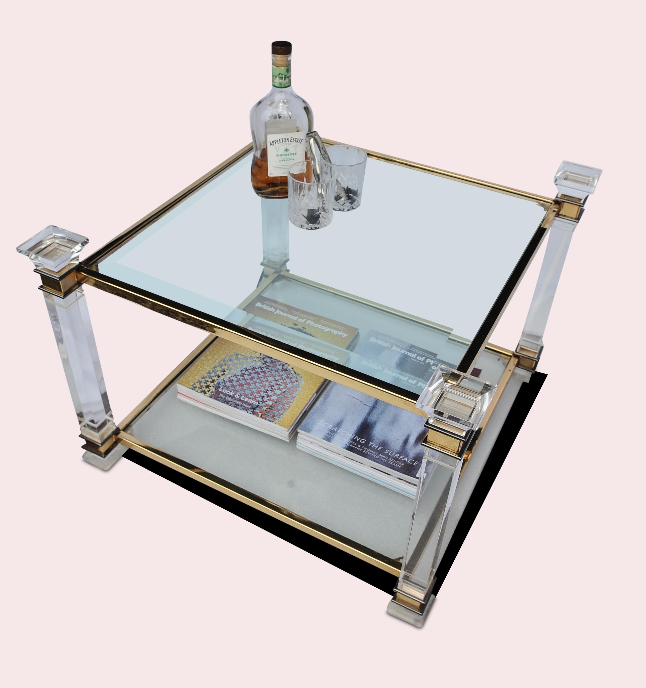 Table de cocktail carrée à deux niveaux en lucite et glaçure dorée Hollywood Regency, années 1970 en vente 2