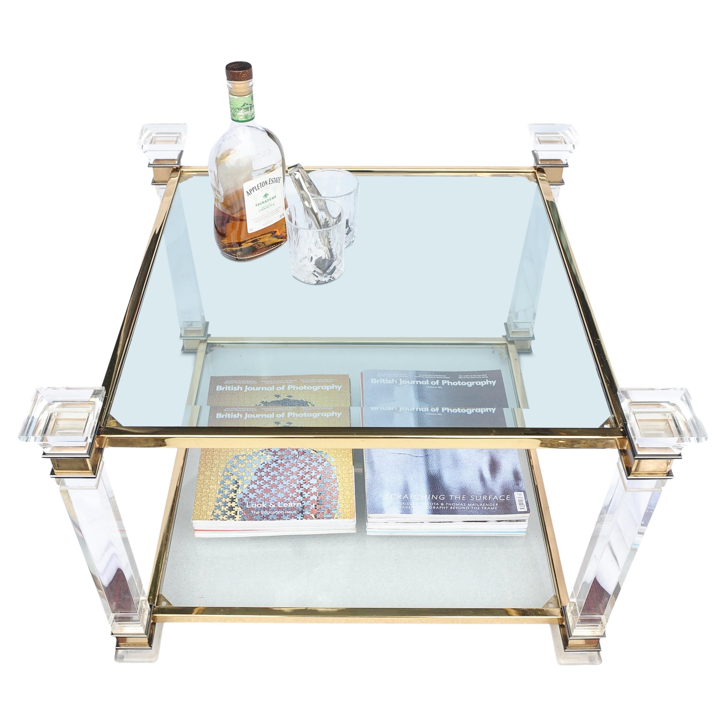 Hollywood Regency Quadratischer Cocktailtisch aus Lucite und vergoldet glasierter zweistufiger Glasur 1970er Jahre