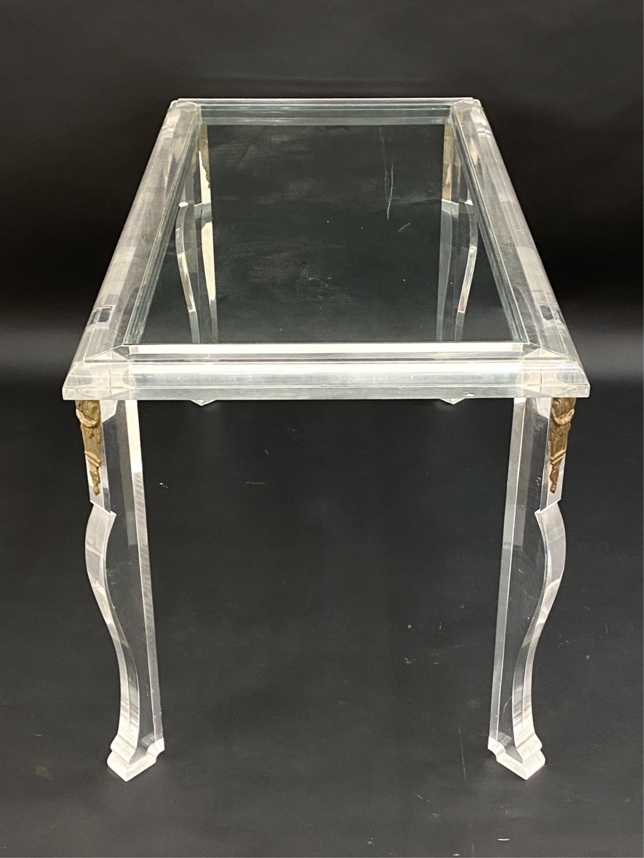 Ottone Scrivania in lucite e vetro Hollywood Regency Circa 1930 in vendita