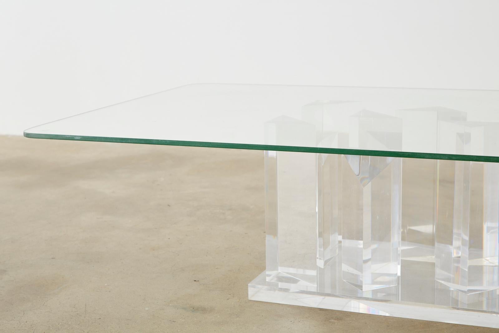 Table à cocktail en lucite et verre Stalagmite de style Hollywood Regency en vente 4