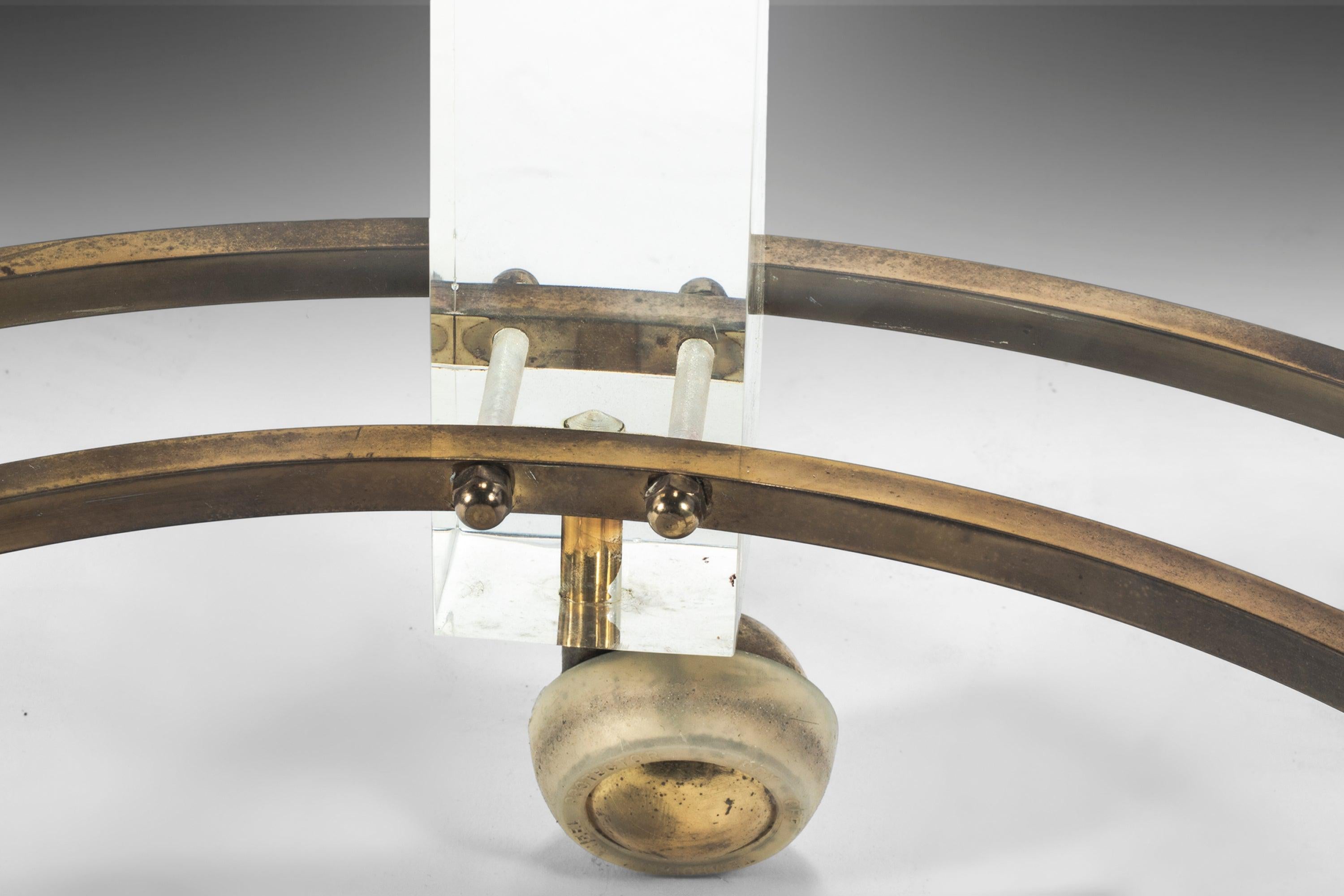 Lucite Table basse Hollywood Regency en lucite et laiton sur roulettes par Charles Hollis Jones en vente