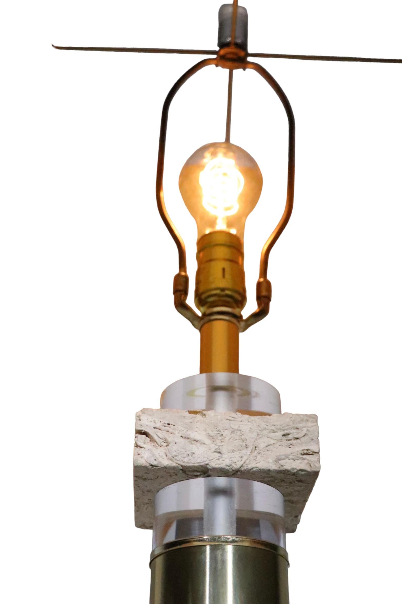 Hollywood Regency Lucite Messing Fossilisierter Stein  Stehlampe ca. 1970/1980er Jahre im Angebot 7