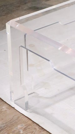 Hollywood Regency  Tavolino da caffè a chiave greca in lucite di Jeffry Bigelow, 1977 ca.