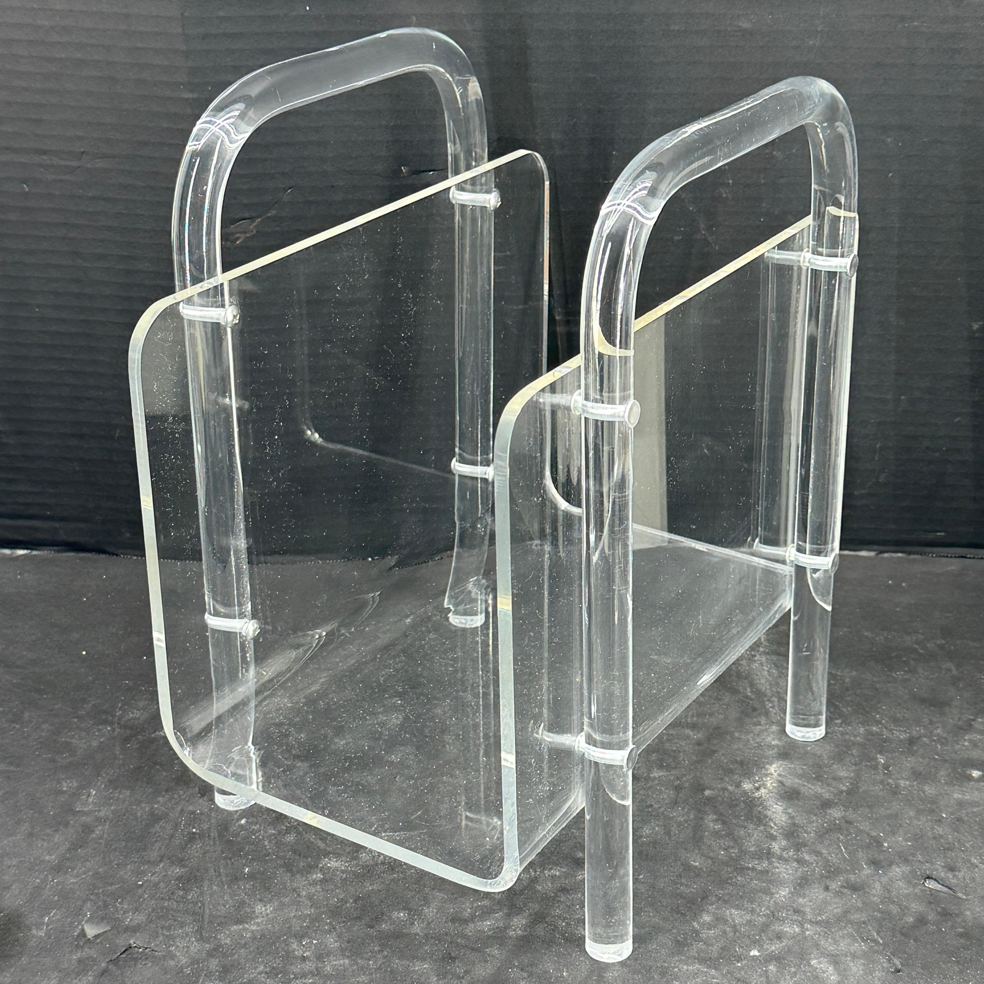 Questo accattivante lucite piegata in stile Hollywood Regency è dotato di due maniglie. È sicuramente un pezzo versatile che si adatta a un soggiorno classico o moderno, a un ufficio o a una camera da letto. 