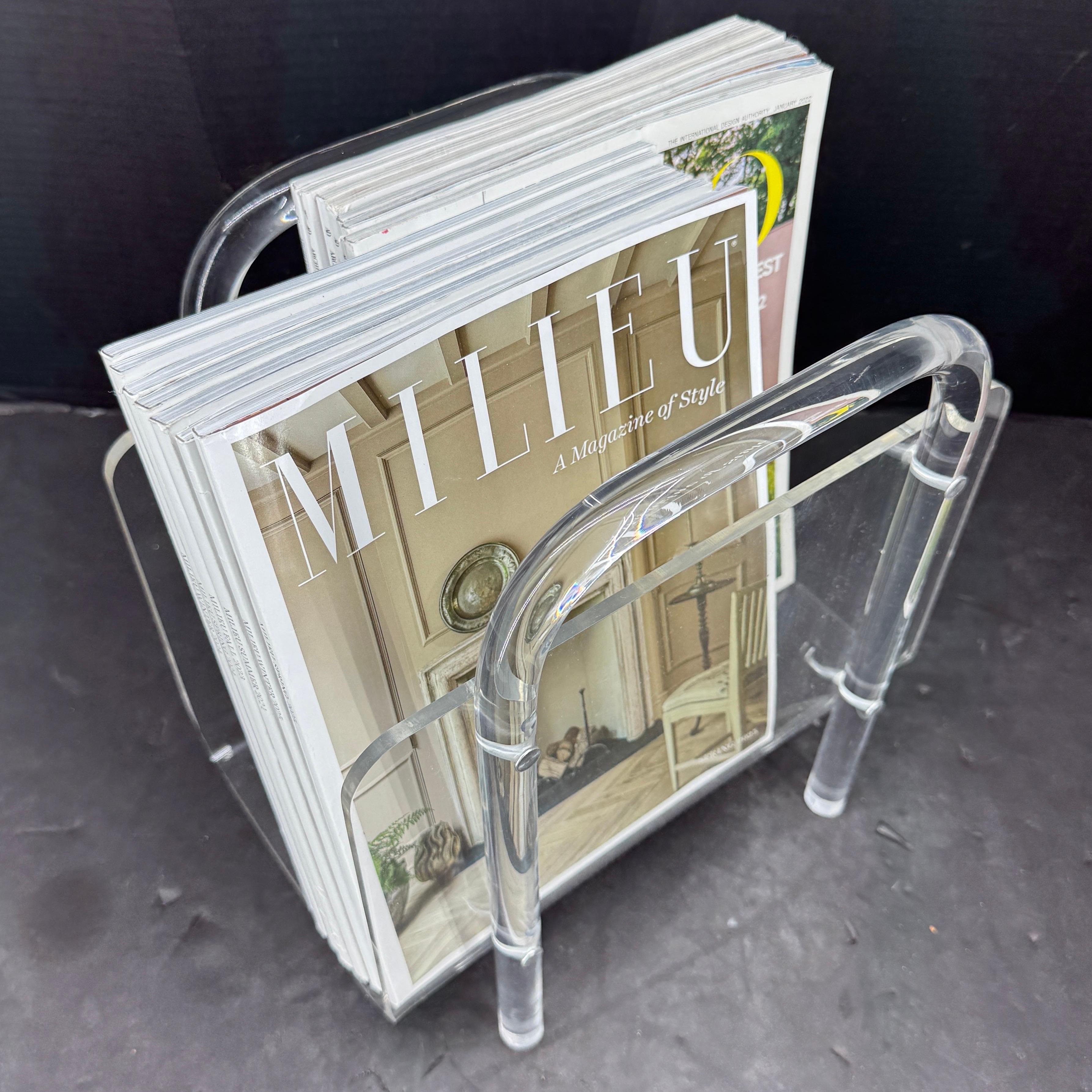 Mid-Century moderno Portariviste in lucite Hollywood Regency, anni '70, americano in vendita
