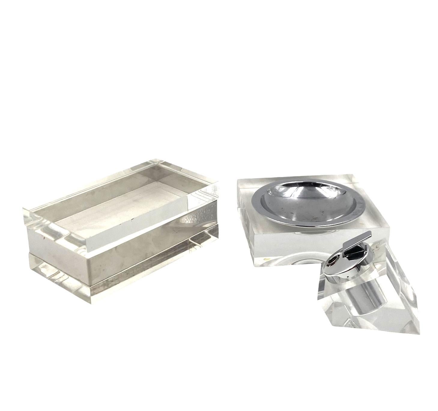 Set de fumador, cenicero, encendedor de mesa y caja de puros

Italia 1970

Lucite

Cenicero: H 14,5 x 14,5 x 4 cm

Encendedor de mesa: H 6,5 x 8,5 x 7 cm

Caja de puros: H 7,5 x 18 x 10,5 cm

Etiqueta en el encendedor de mesa

Estado: excelente,