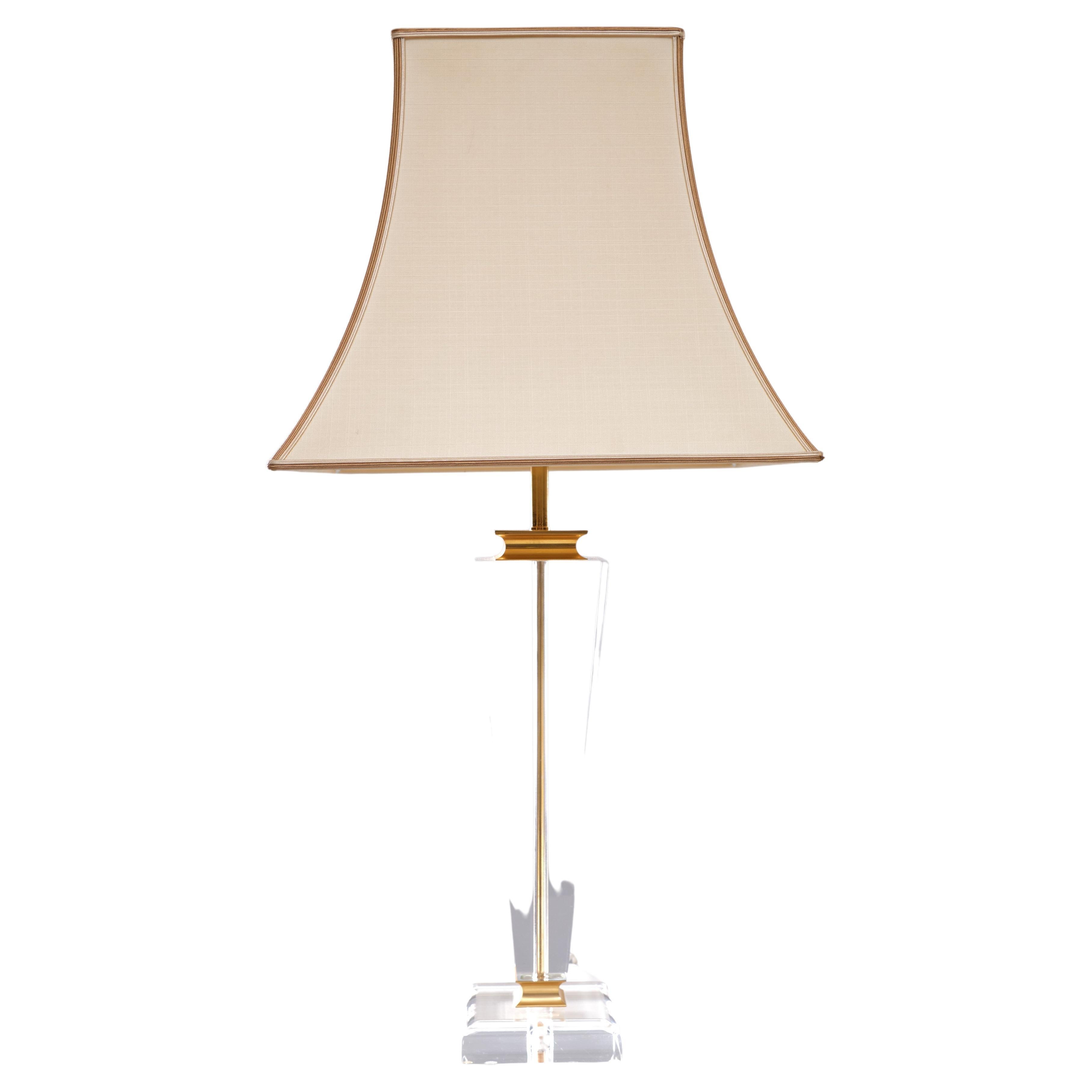 Dos preciosas lámparas de mesa de Lucite, con detalles chapados en oro.
Estilo Hollywood Regency .Se necesita una bombilla grande E27 .Muy buen estado .
Fabricado por Parigi Italia años 70 , viene completo con preciosas pantallas. 