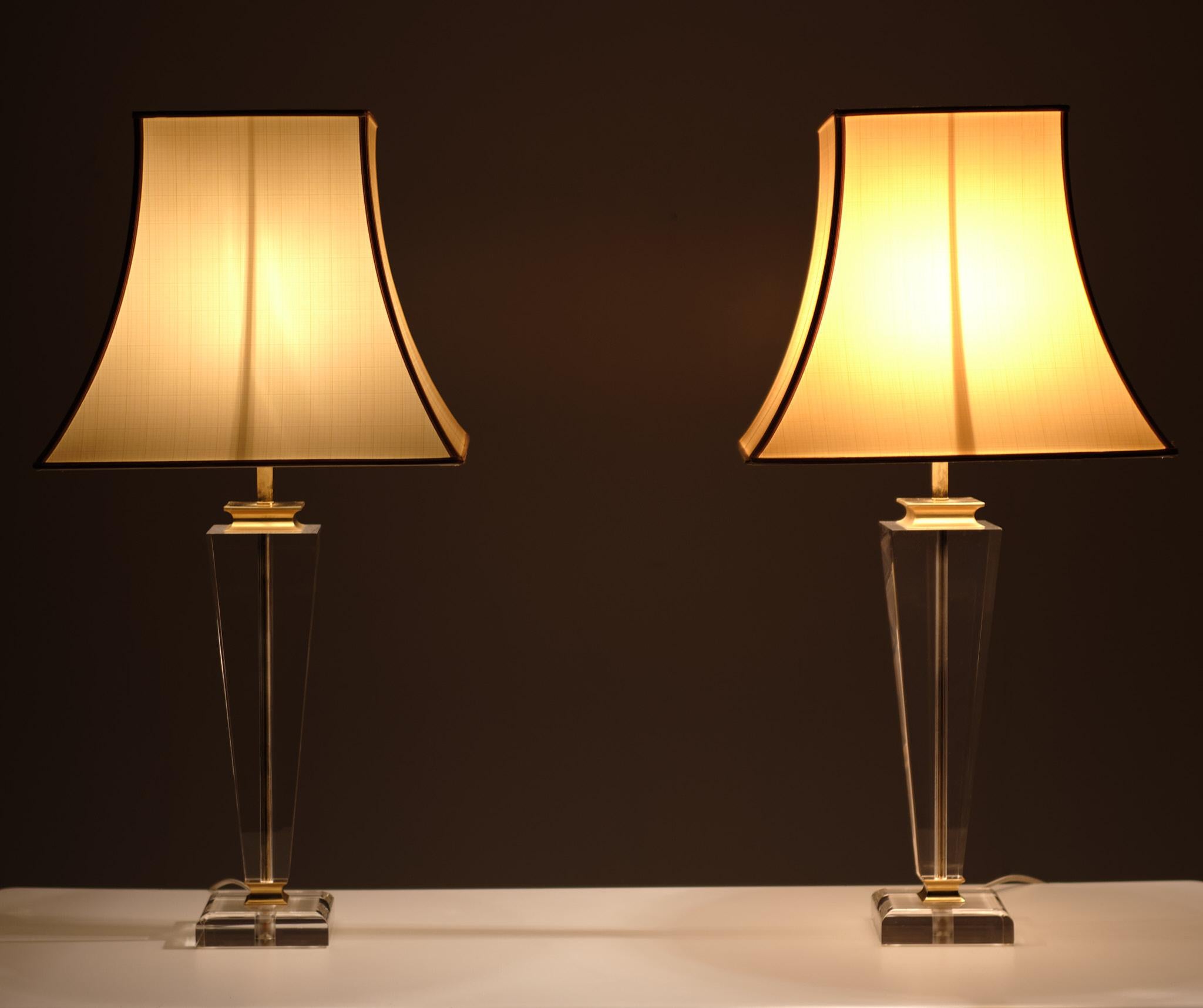 Le style Hollywood Regency Paris  Lampes de table lucite  Italie des années 1970  en vente 2