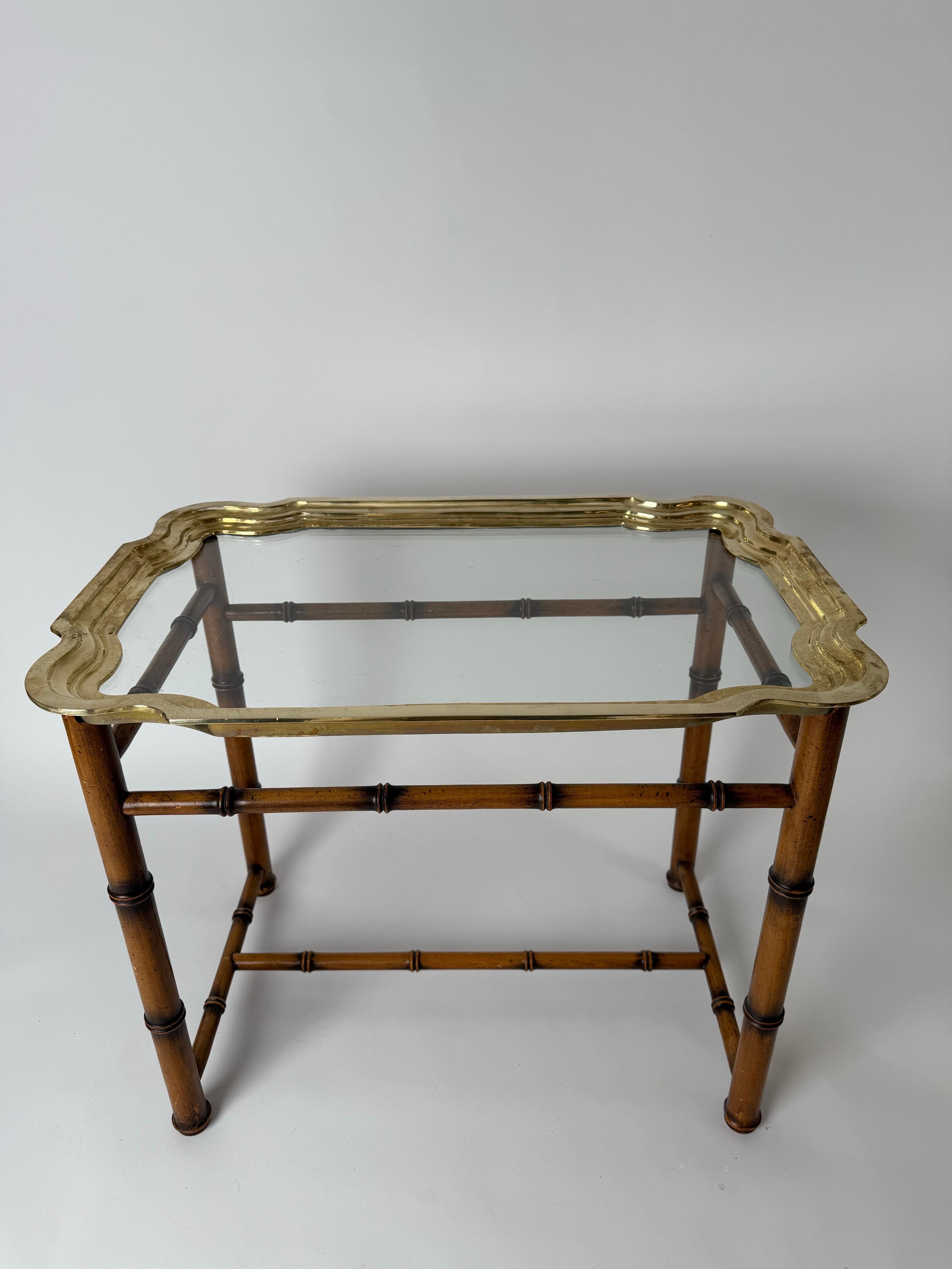 Cette table plateau exclusive provient d'une maison très exclusive. La fabrication élaborée et très solide du plateau amovible en fait une table unique en son genre. Le cadre de la table a été tourné par un maître artisan, de sorte que le bois