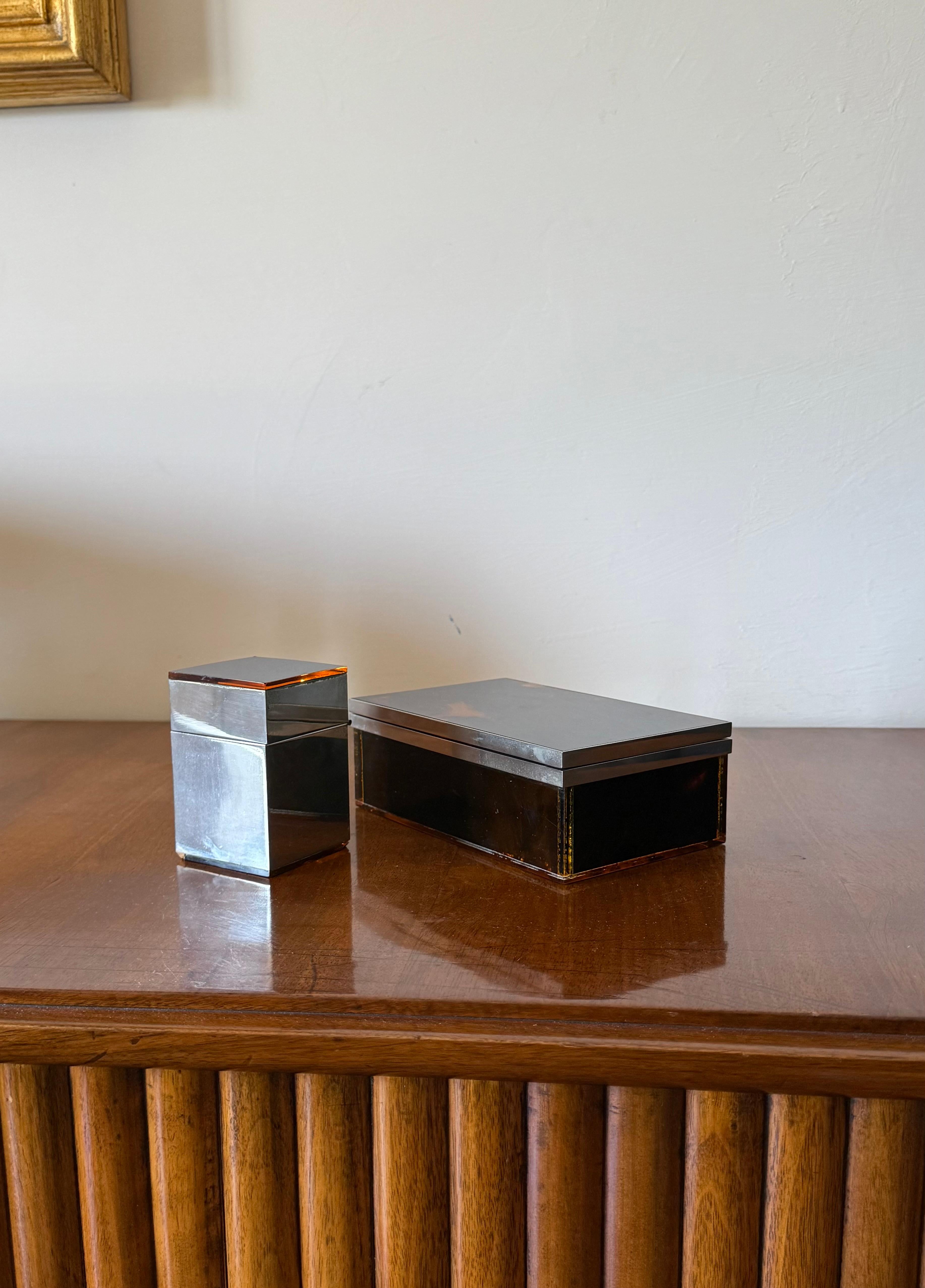 Set à fumer, briquet de table et boîte à cigares

Italie 1970

fausse écaille, laiton

Cendrier : H 9,5 × 6 × 6 cm

Boîte à cigares : H 6,5 x 18 × 11 cm

État : excellent, conforme à l'âge et à l'utilisation