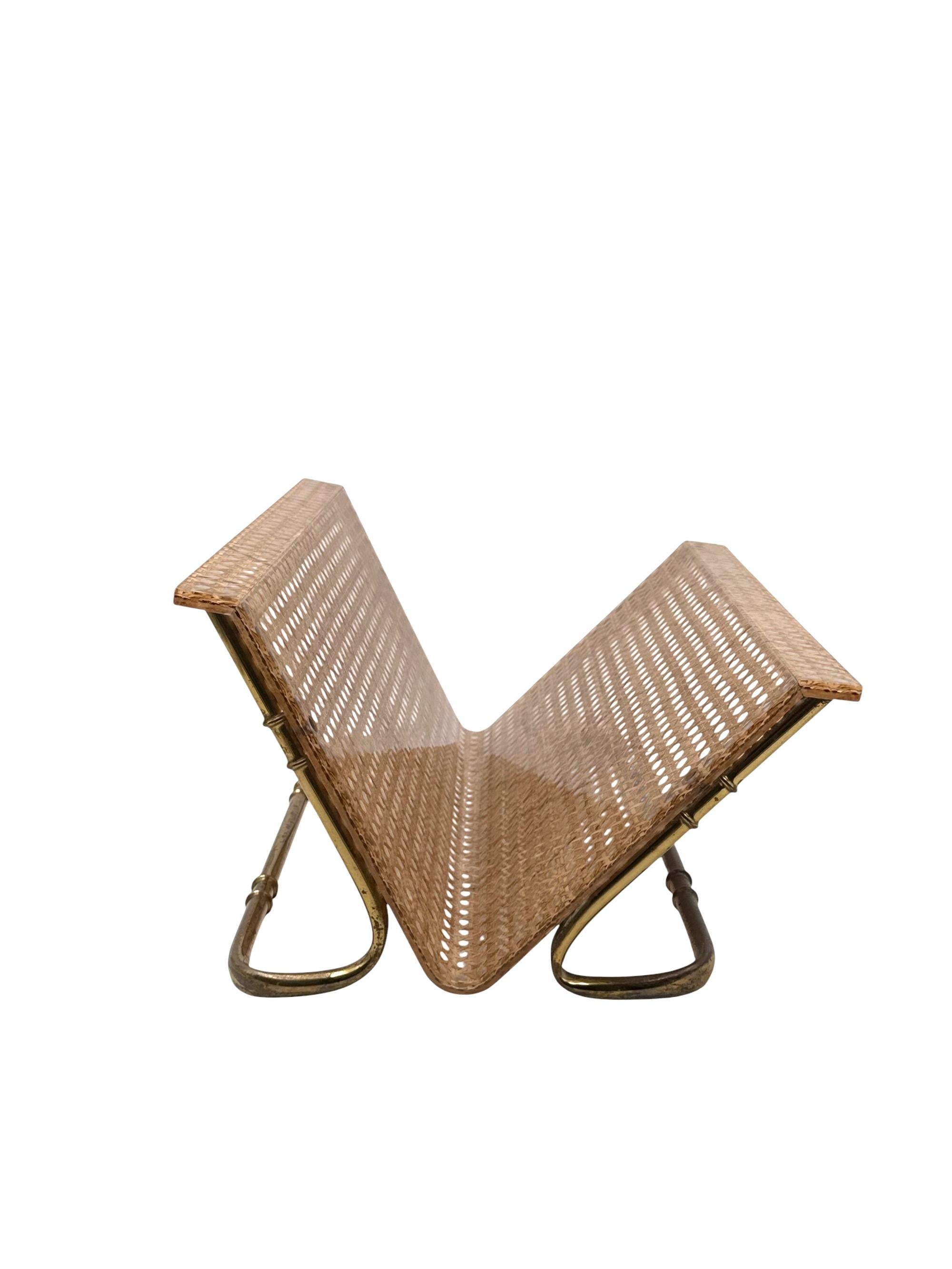 Hollywood regency  porte-revues

GM Montagnani, Italie Années 1970 

Laiton, paille de Vienne, lucite

H 22 cm - 44 × 35 cm

Condit : excellent, conforme à l'âge et à l'utilisation.