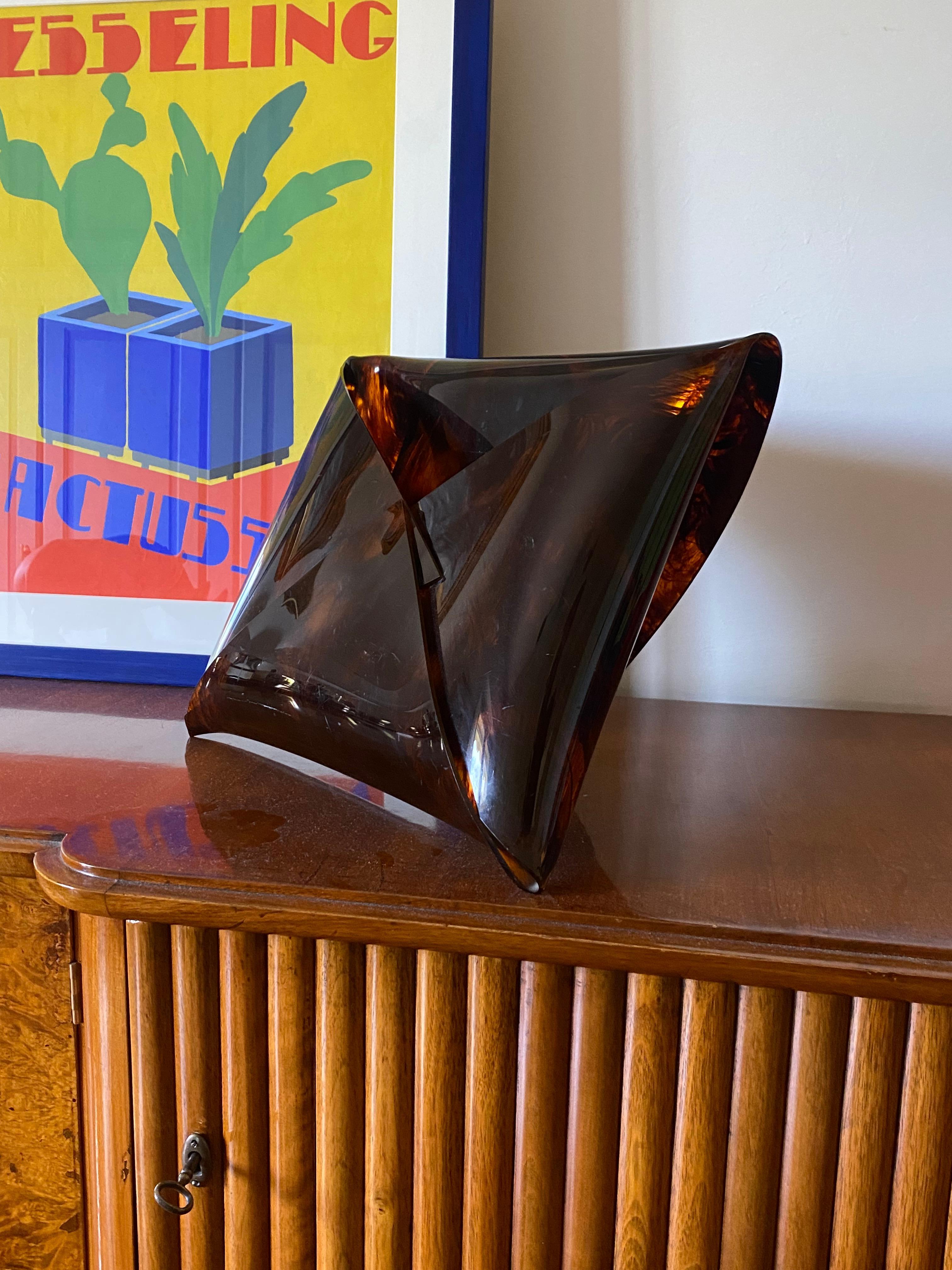 Hollywood regency mail shaped magazine rack

tortoise-style methacrylate

Ta.Ni.No Italy 1970s

Labelled

H: 32 cm 25 x 43 cm

Conditions: excellent consistent with age and use.