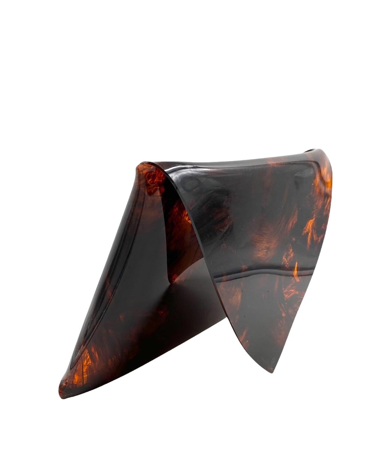 Plastica Hollywood regency mail shaped magazine rack, Ta.Ni.No Italy 1970s in vendita