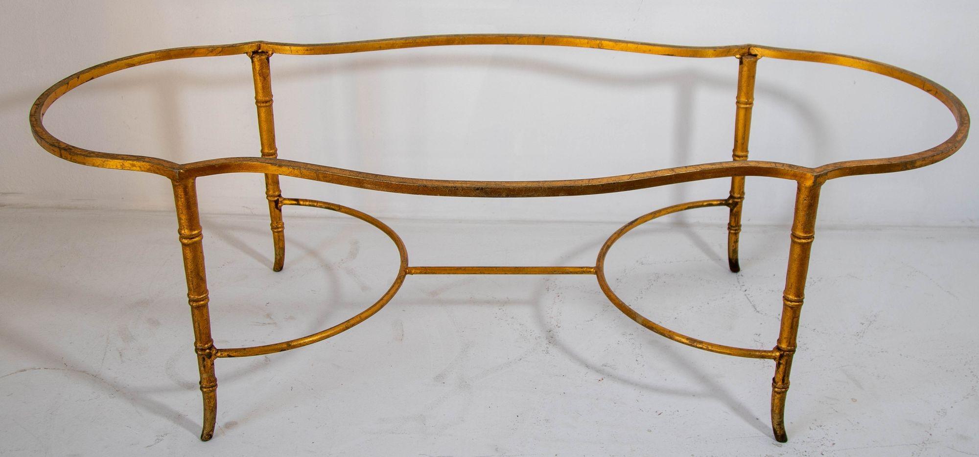 Hollywood Regency Eisen vergoldete Bronze Couchtisch Basis Frankreich 1960.
Couchtisch im Stil von Maison Bagues oder Jansen aus vergoldeter Bronze, ovale, gewellte Form.
Custom Faux Bambus Bronze Couchtisch Basis.
Der bronzene Sockel ist mit einer