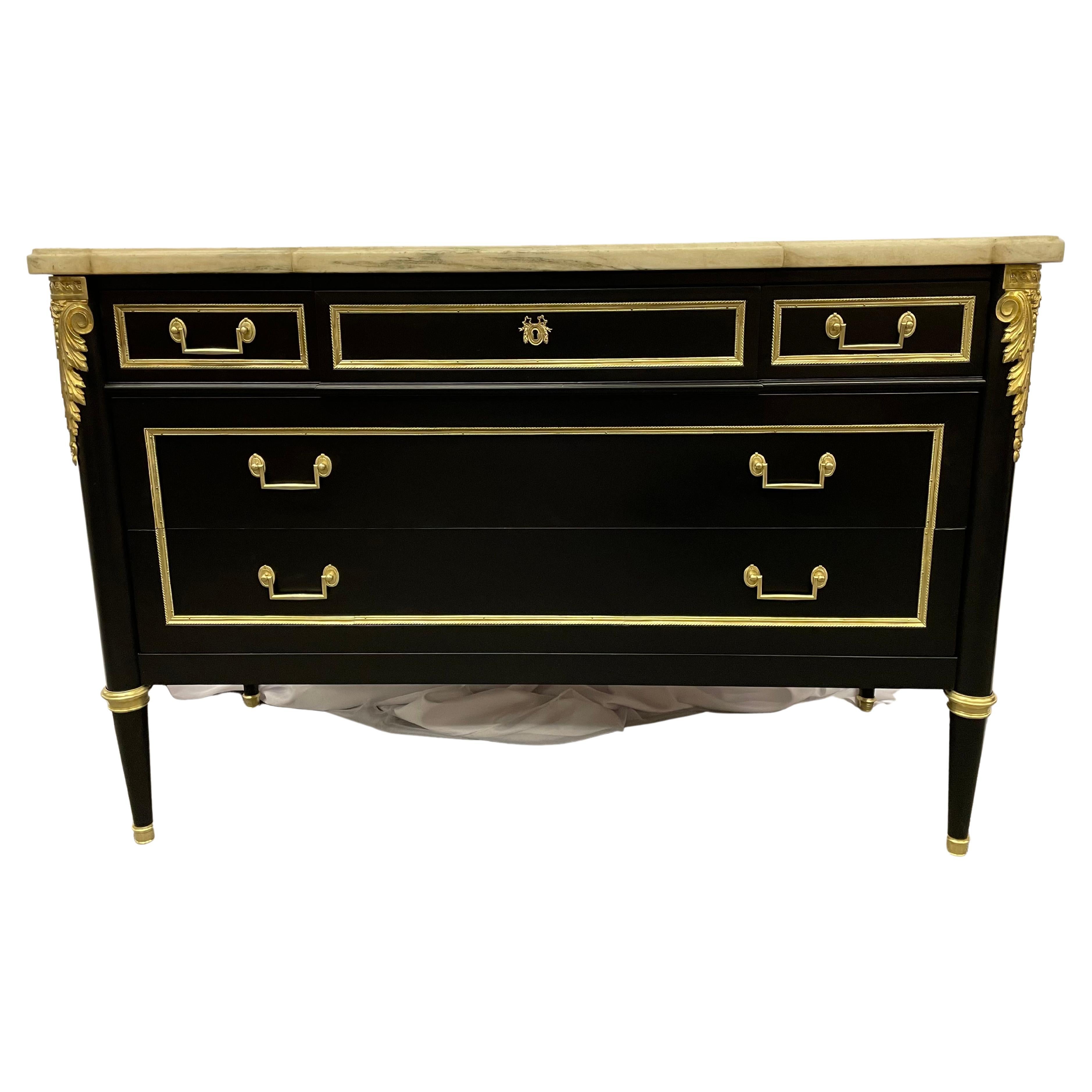 Comò, cassettone, comò con montatura in bronzo ebano della Maison Jansen con cassetti e pannelli laterali incorniciati in bronzo che sostengono un piano in marmo bianco di Carrera. La splendida commode ha tre cassetti su due incorniciati in bronzo