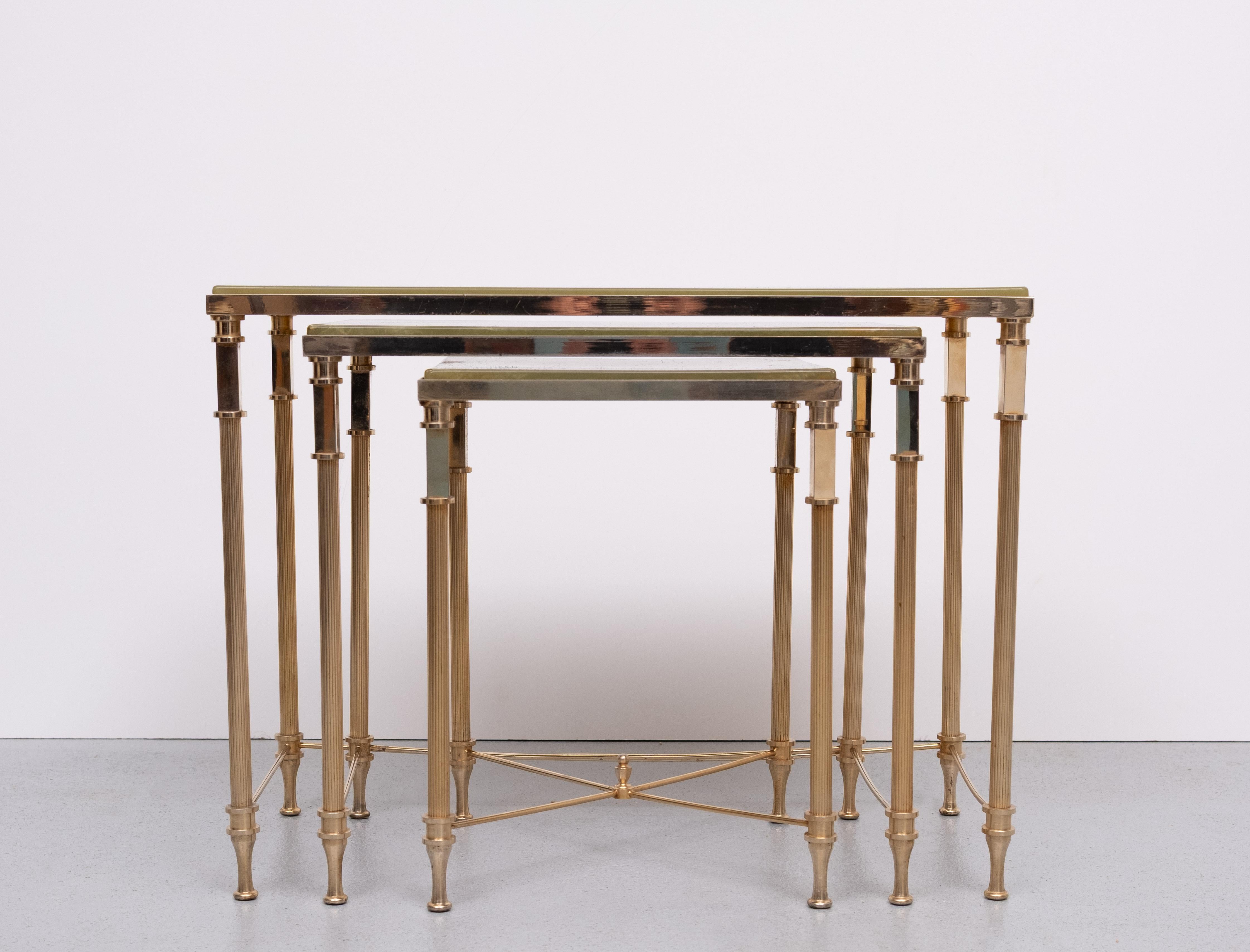 Hollywood Regency  Maison Jansen  Stil  Nesting-Tische aus Messing  Frankreich (Mitte des 20. Jahrhunderts) im Angebot
