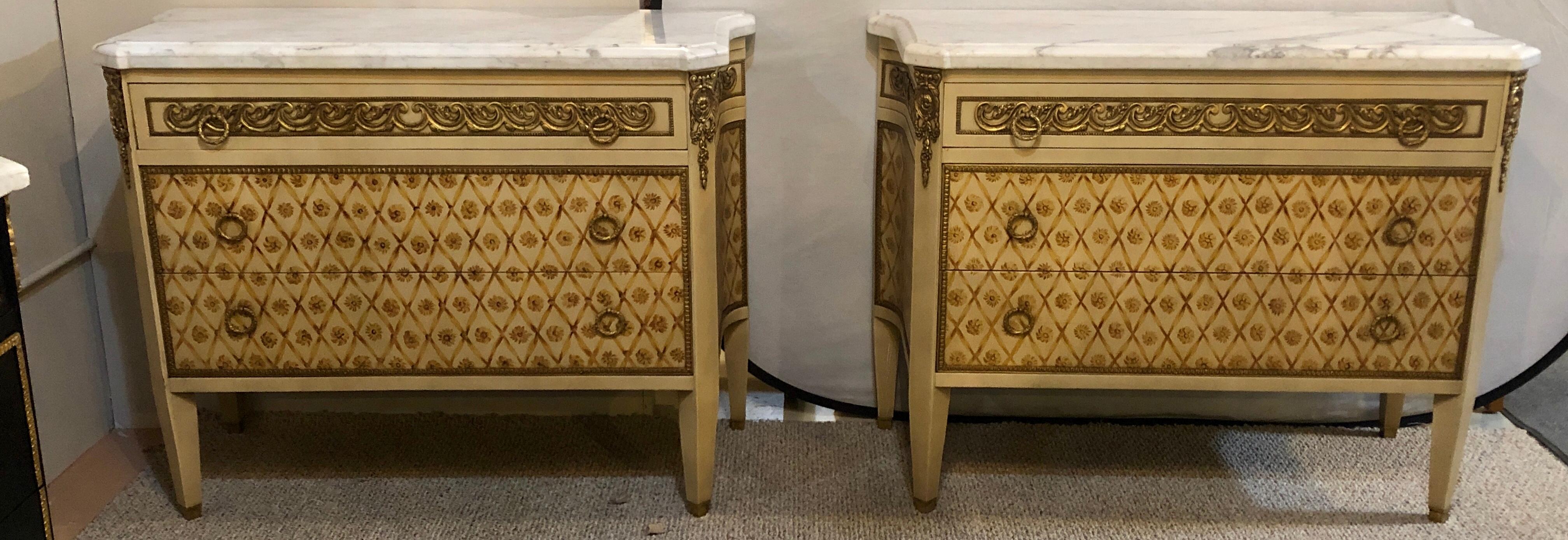 XX secolo Stile Jansen, Hollywood Regency, legno dipinto di beige, marmo, bronzo, anni '60 in vendita