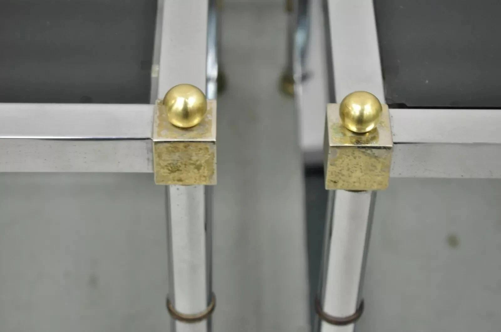 20ième siècle Paire de tables d'appoint carrées en chrome et laiton de style Hollywood Regency Maison Jansen en vente