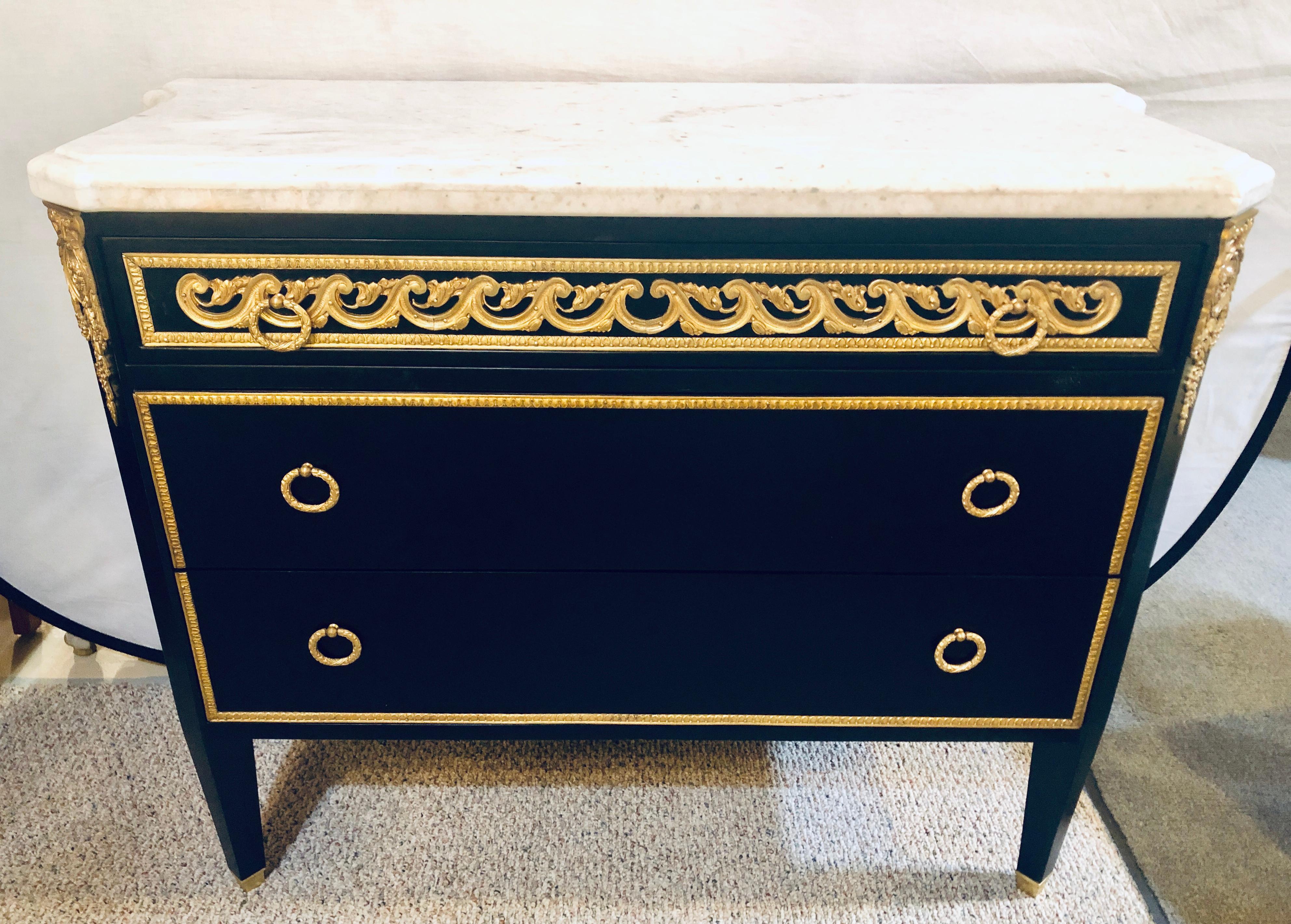 Hollywood Regency Maison Jansen Style Commodes, Nightstands or Chests a Pair im Zustand „Gut“ in Stamford, CT