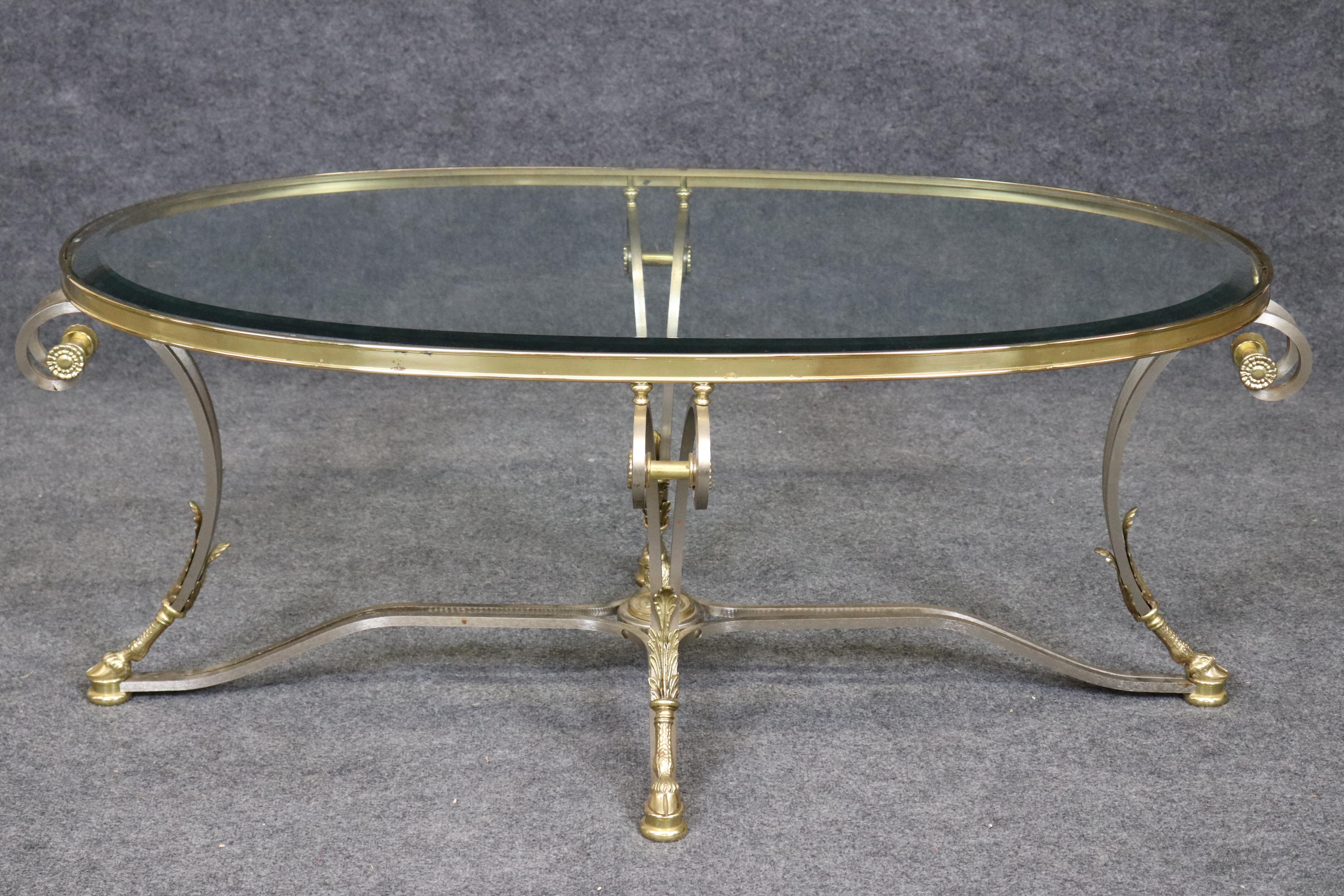 Il s'agit d'une magnifique table basse de Labarge, dont les objets en métal sont fabriqués en Italie. La table basse présente un magnifique cadre en acier inoxydable façonné et des détails en laiton surmontés d'un plateau en verre biseauté. La table
