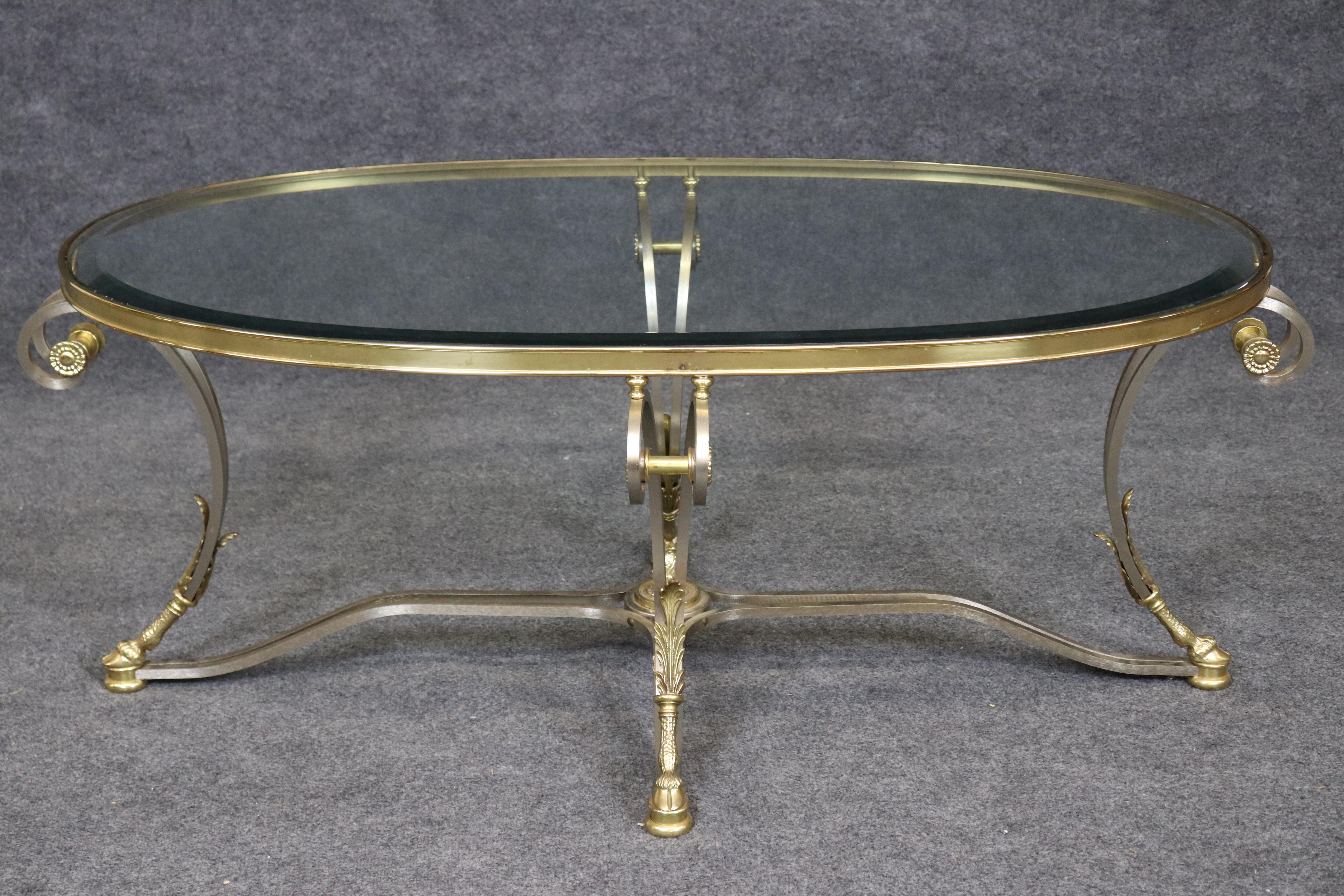 Table basse en laiton et acier de style Hollywood Regency de la Maison Jansen Bon état - En vente à Swedesboro, NJ