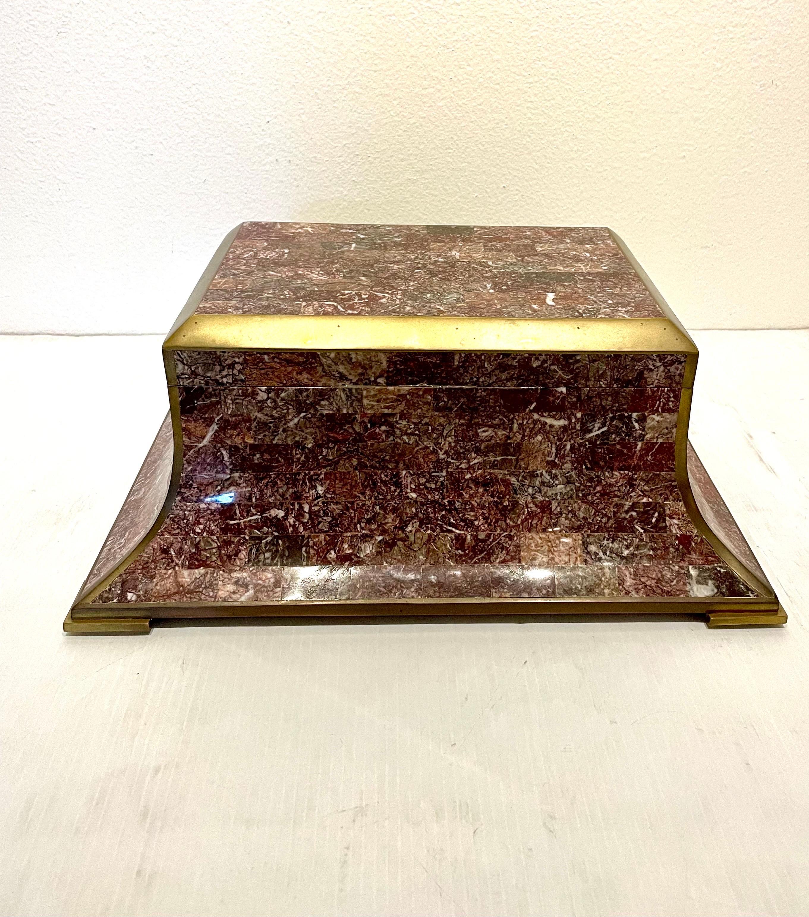 20ième siècle Grande boîte Maitland Smith en pierre tessellée et laiton Hollywood Regency en vente