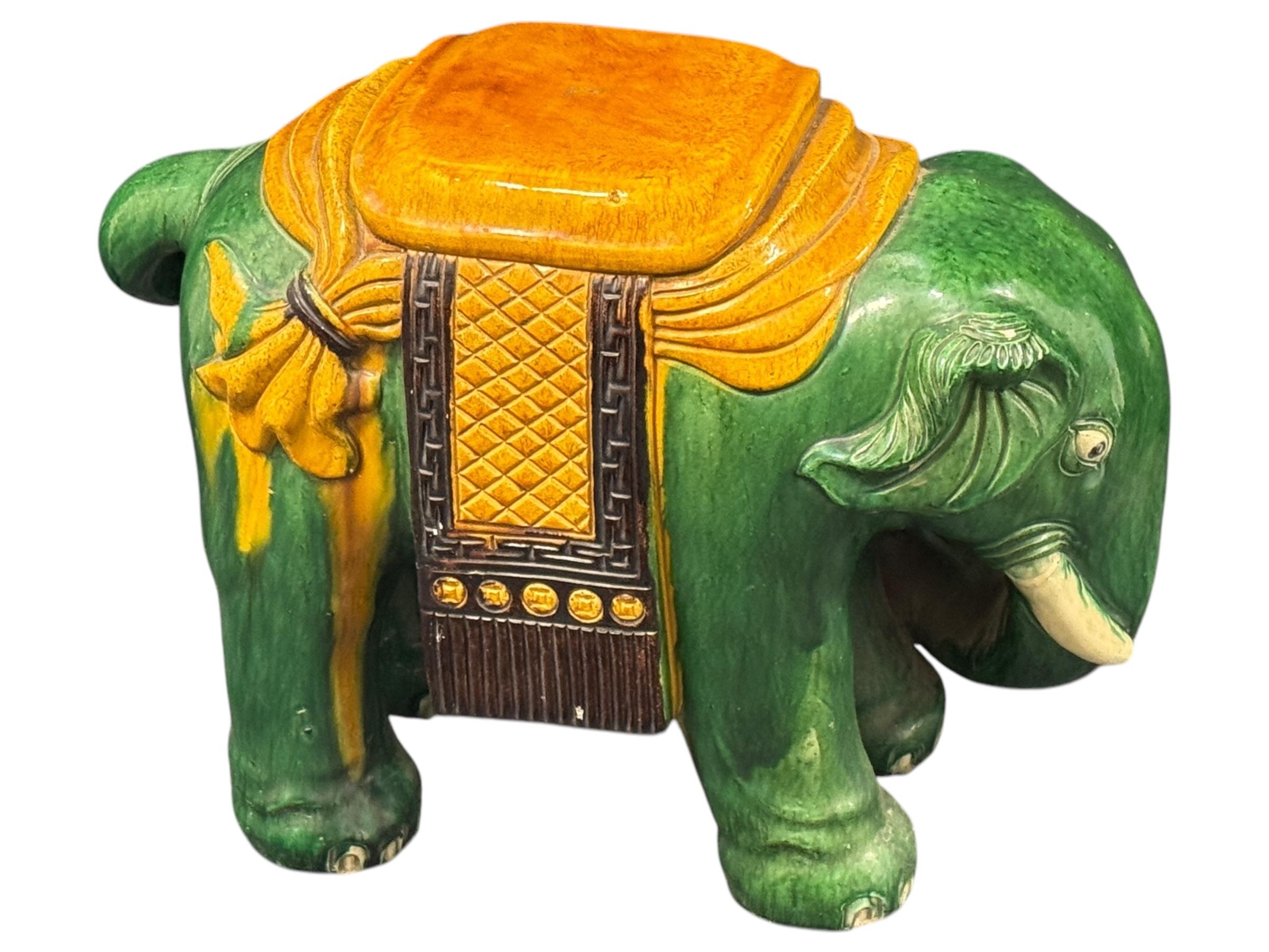 Milieu du XXe siècle Hollywood Regency Terracotta Green Elephant Garden Plant Stand or Seat 1960s en vente