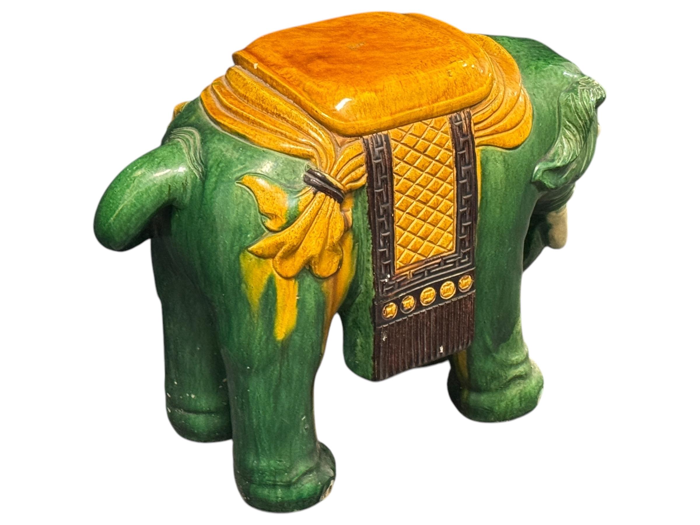 Céramique Hollywood Regency Terracotta Green Elephant Garden Plant Stand or Seat 1960s en vente
