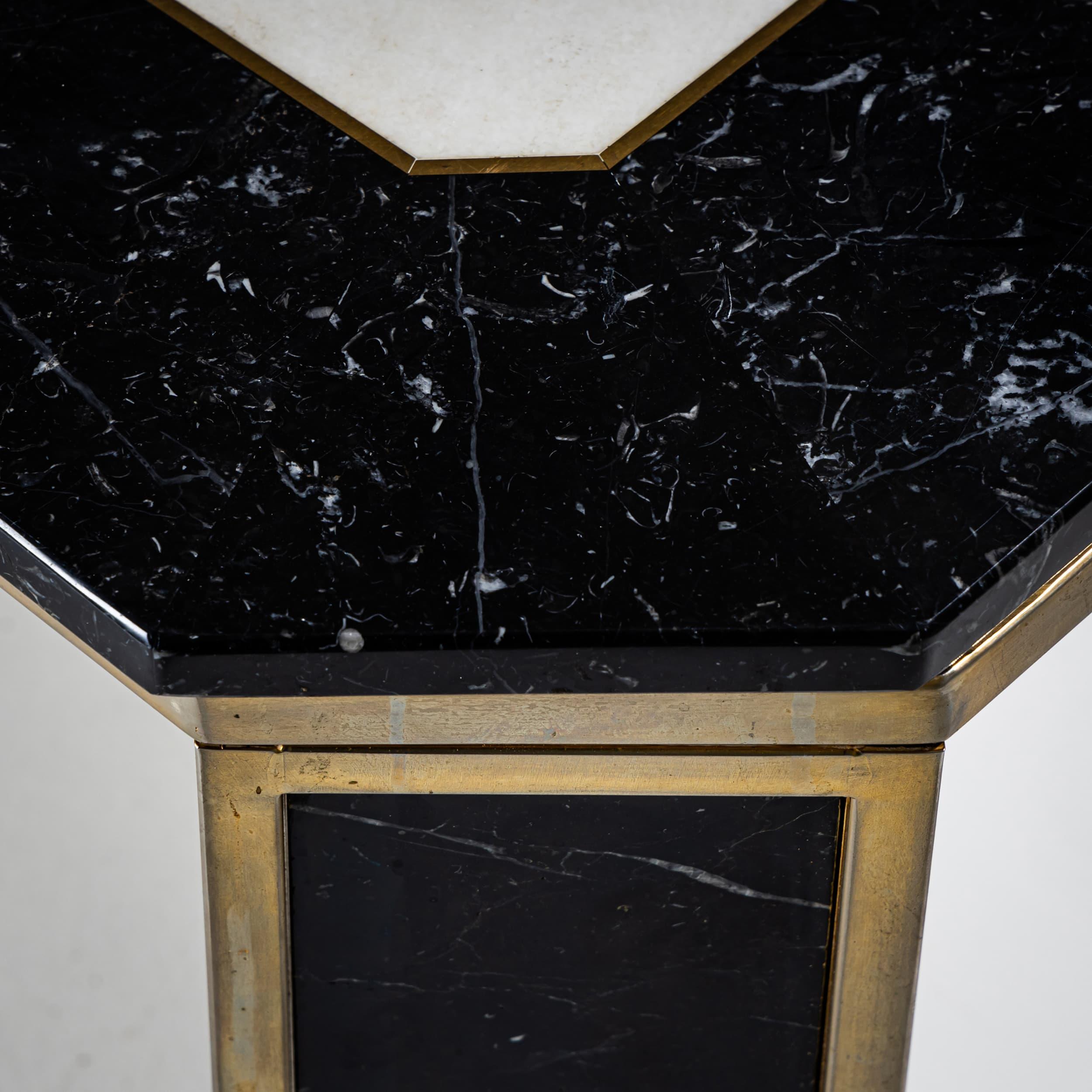 italien Table basse Hollywood Regency en marbre et laiton, probablement Italie, années 1970 en vente