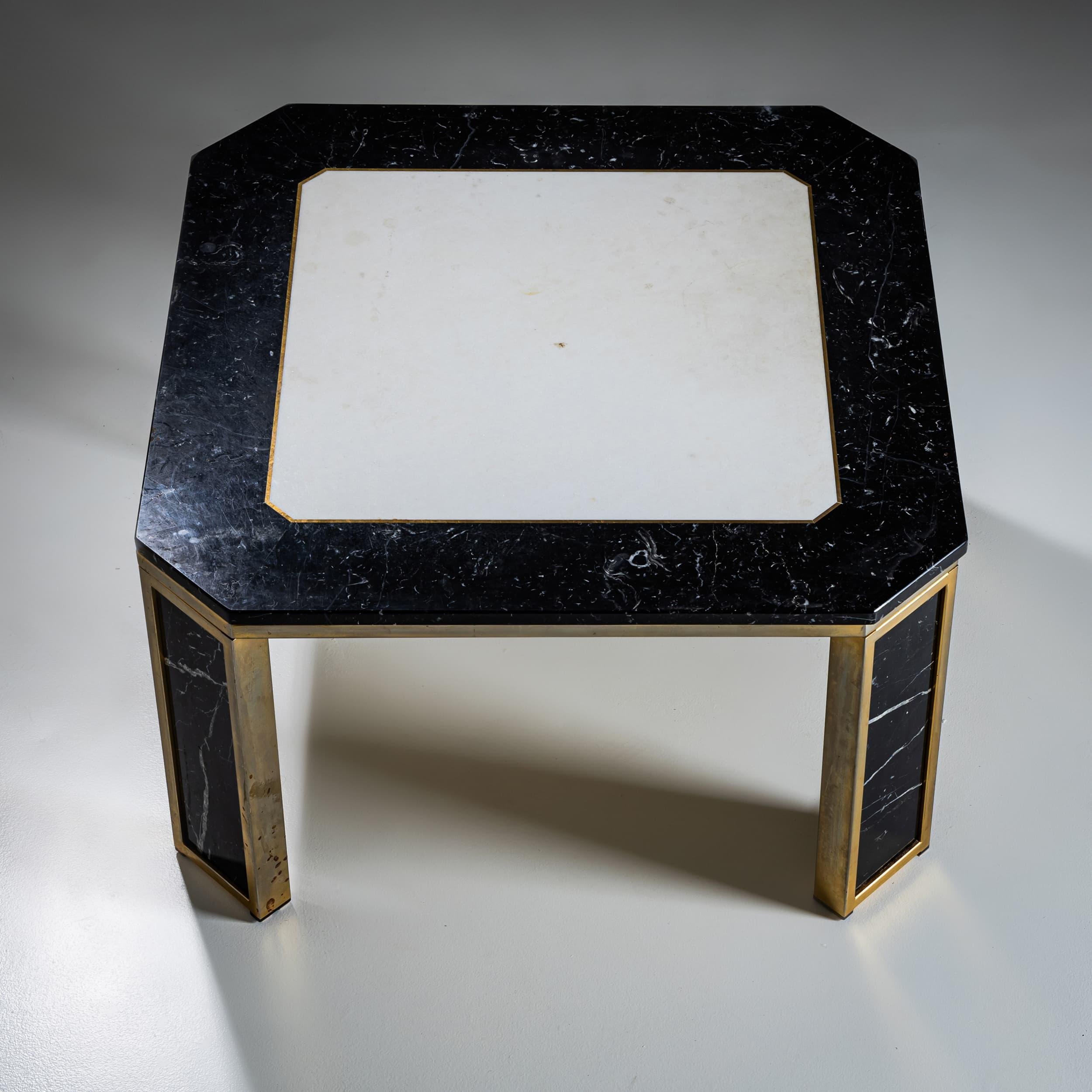 Table basse Hollywood Regency en marbre et laiton, probablement Italie, années 1970 en vente 1