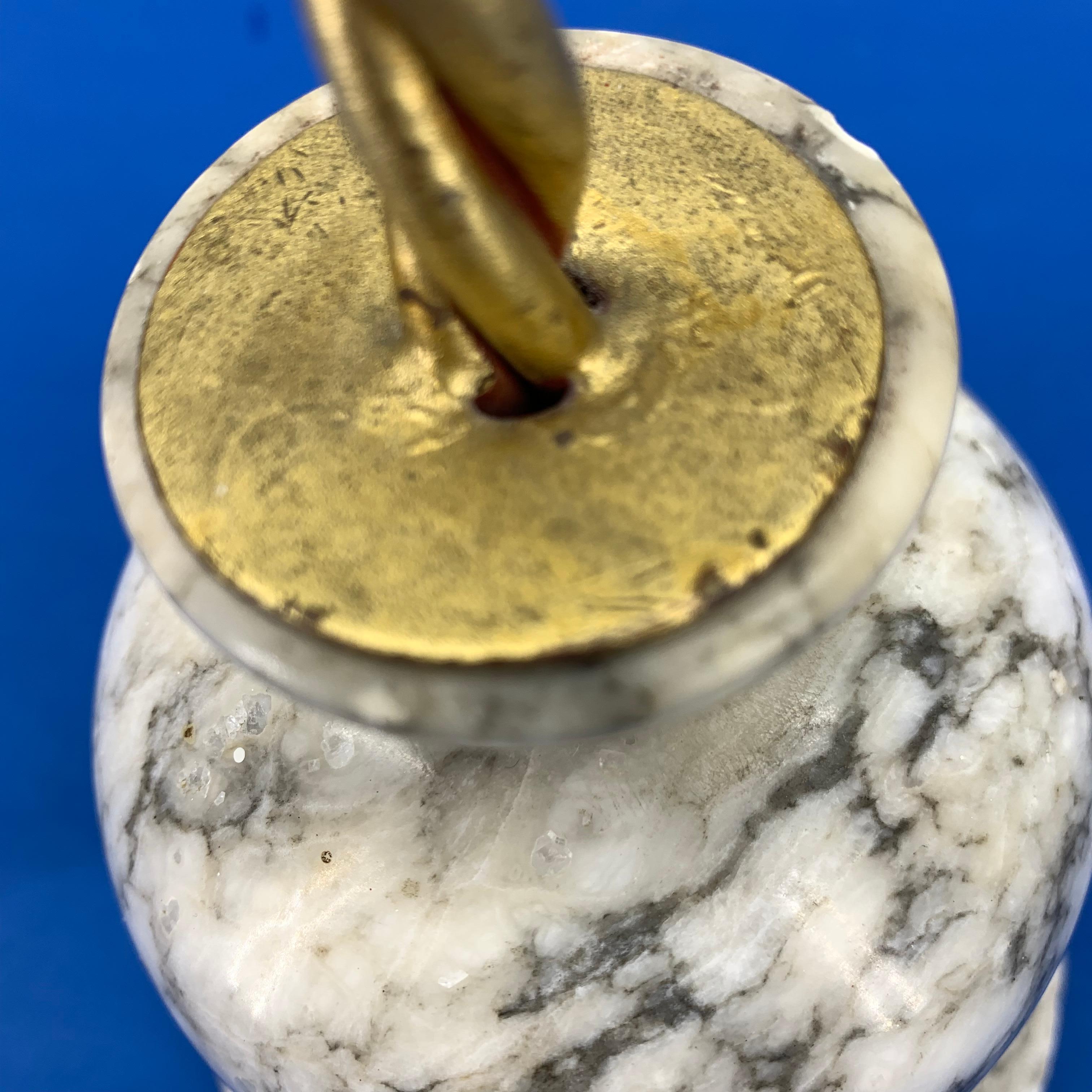 Tope de puerta de mármol y metal dorado de la Regencia de Hollywood en venta 6