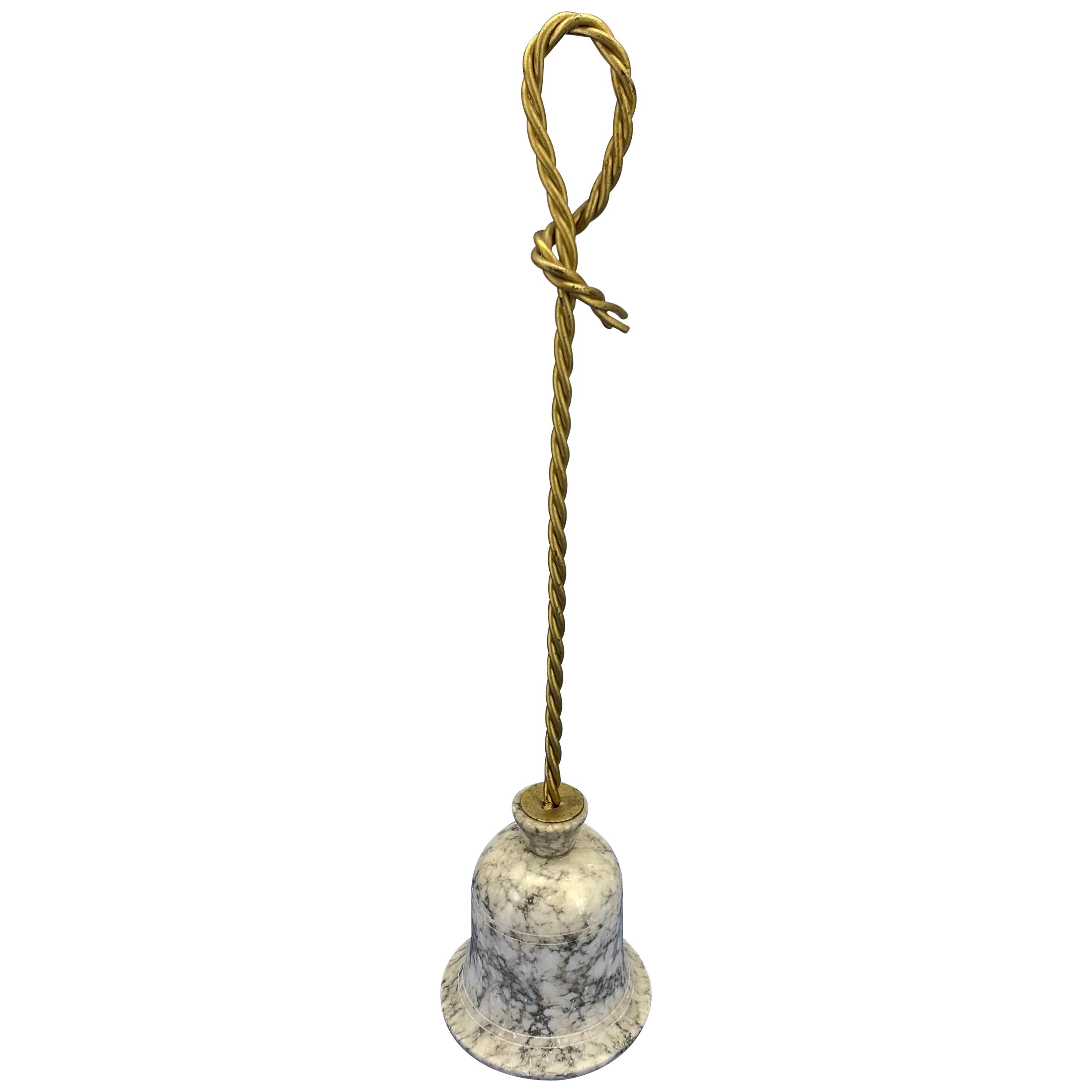 Hollywood-Regency-Türstopper aus Marmor und vergoldetem Metall mit Seilen.
