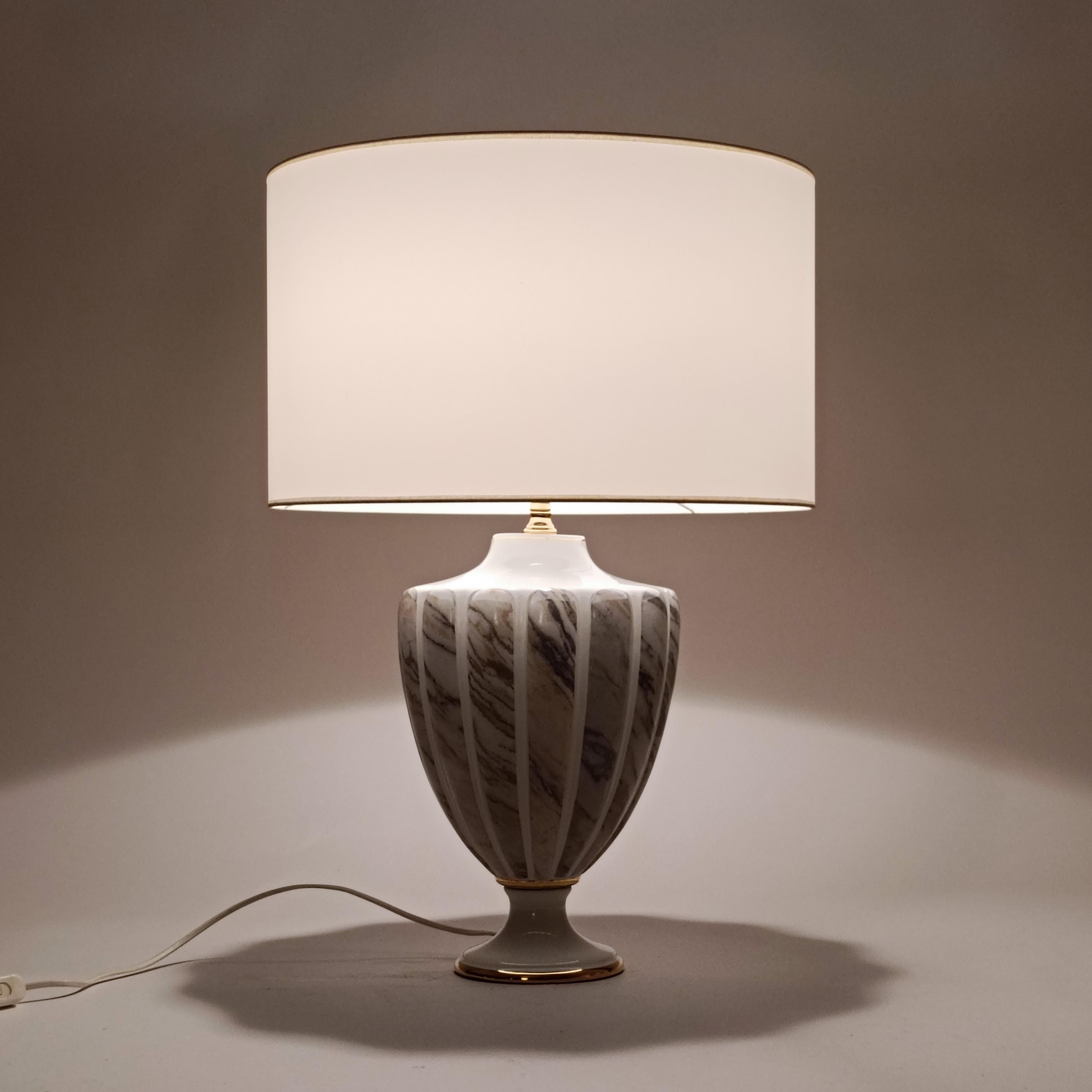 Neoclassico Hollywood Regency. Lampada da tavolo in ceramica effetto marmo, Italia, anni '80 in vendita