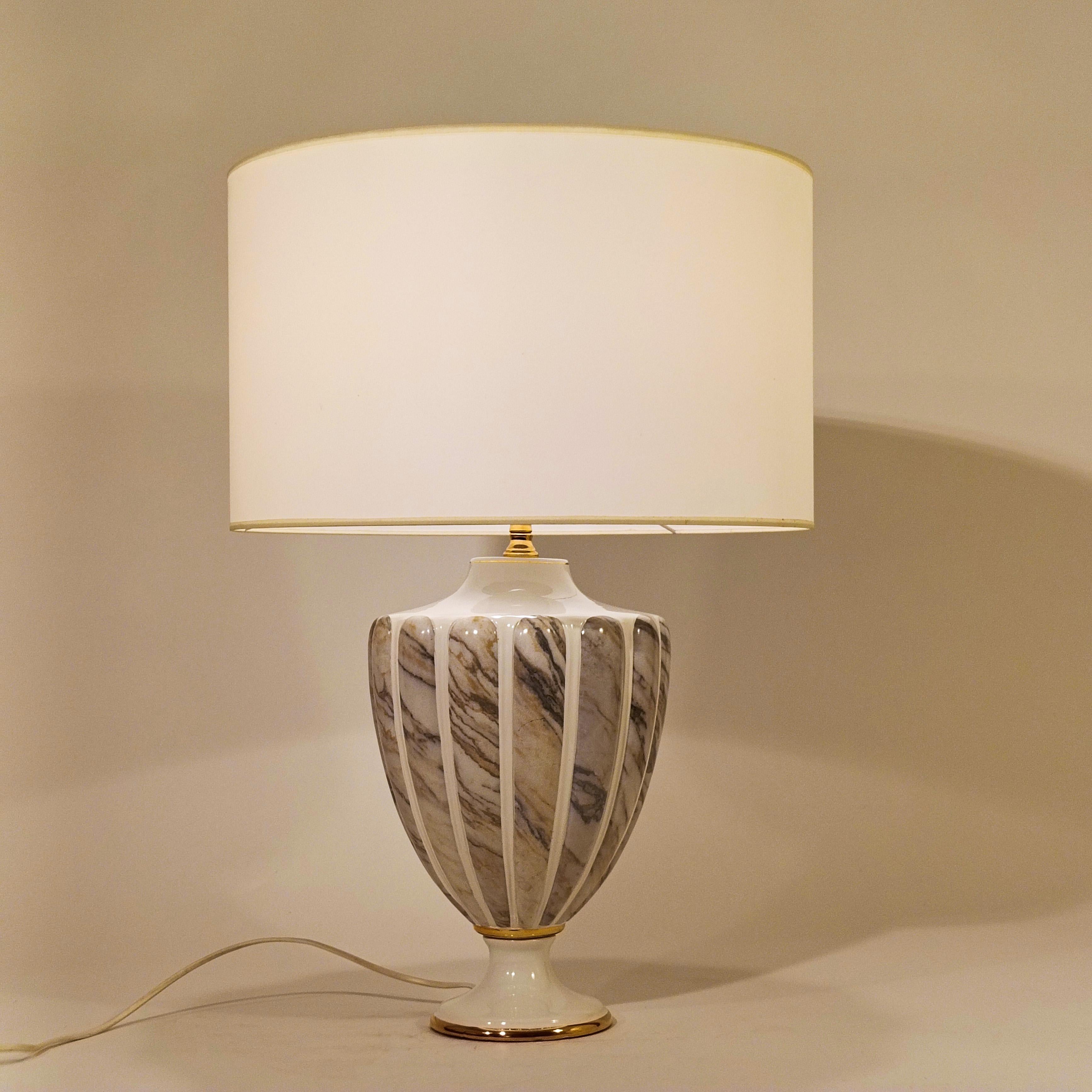Italiano Hollywood Regency. Lampada da tavolo in ceramica effetto marmo, Italia, anni '80 in vendita