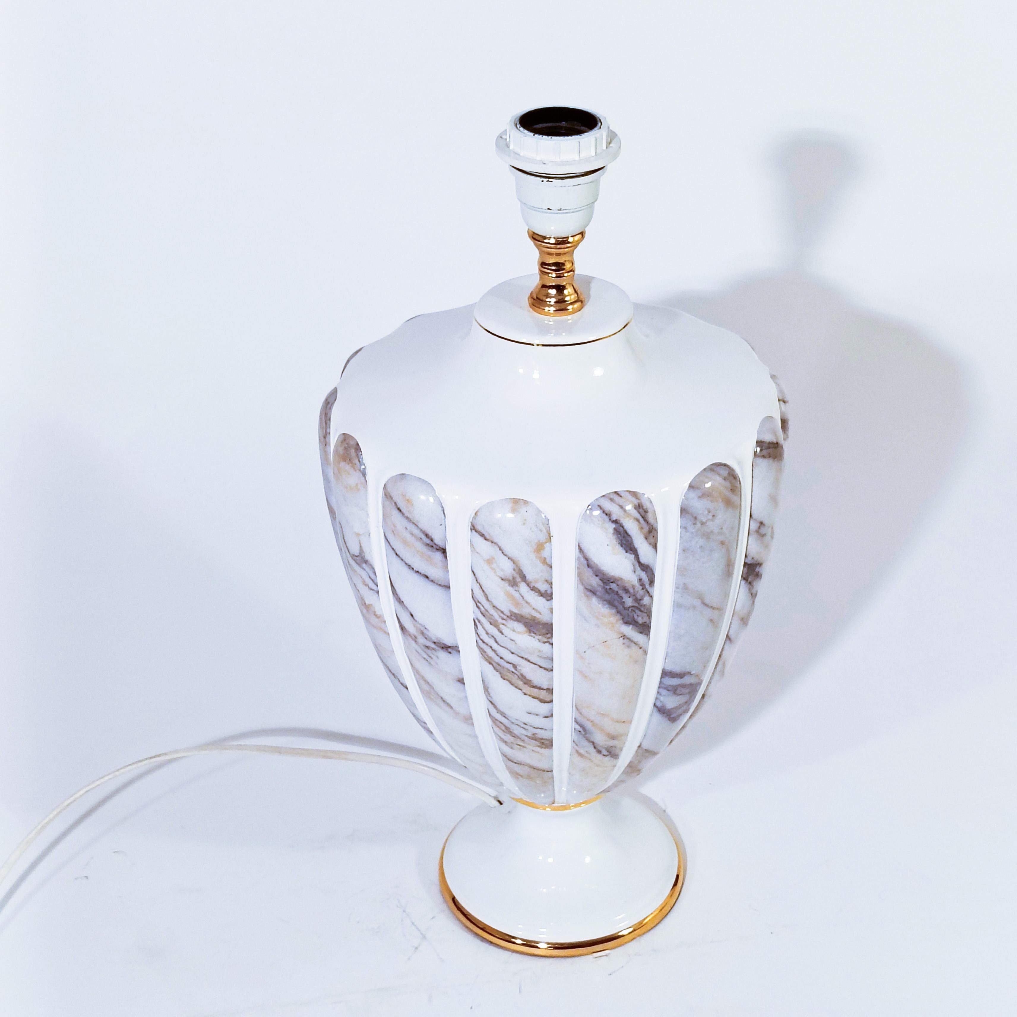 Hollywood Regency. Lampada da tavolo in ceramica effetto marmo, Italia, anni '80 In condizioni ottime in vendita a SANT ADRIÀ DE BESÒS, ES