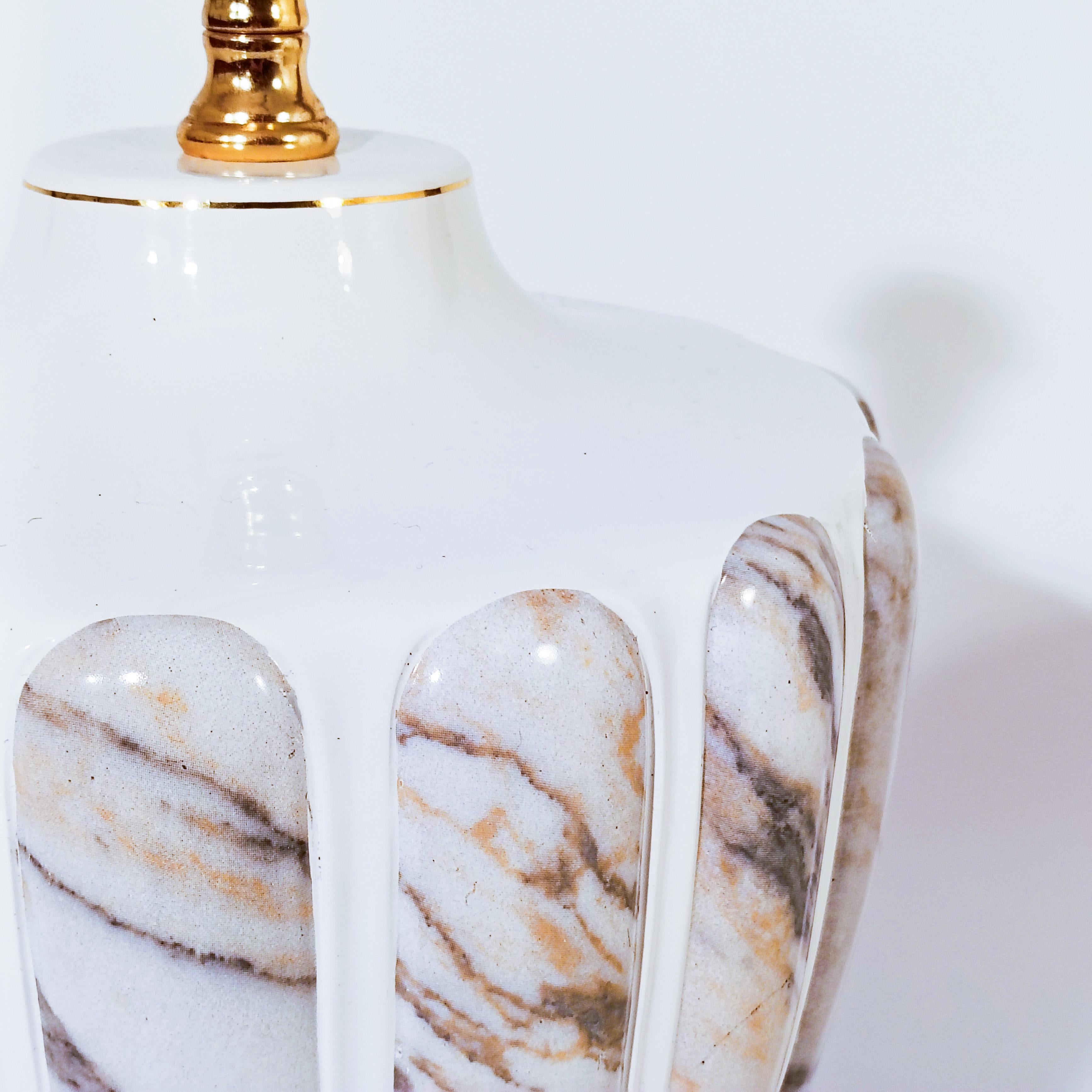 Metallo Hollywood Regency. Lampada da tavolo in ceramica effetto marmo, Italia, anni '80 in vendita