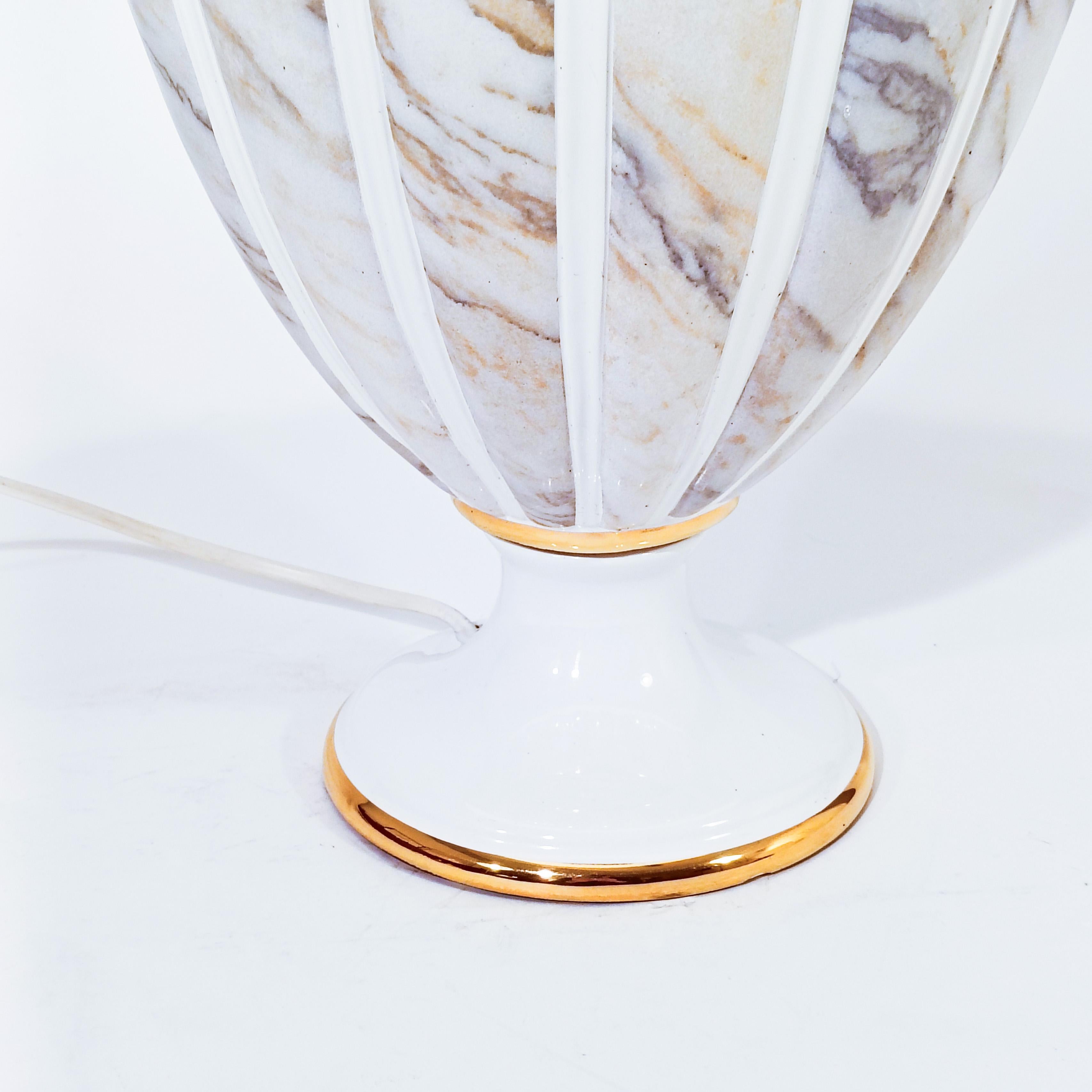 Hollywood Regency. Lampada da tavolo in ceramica effetto marmo, Italia, anni '80 in vendita 1
