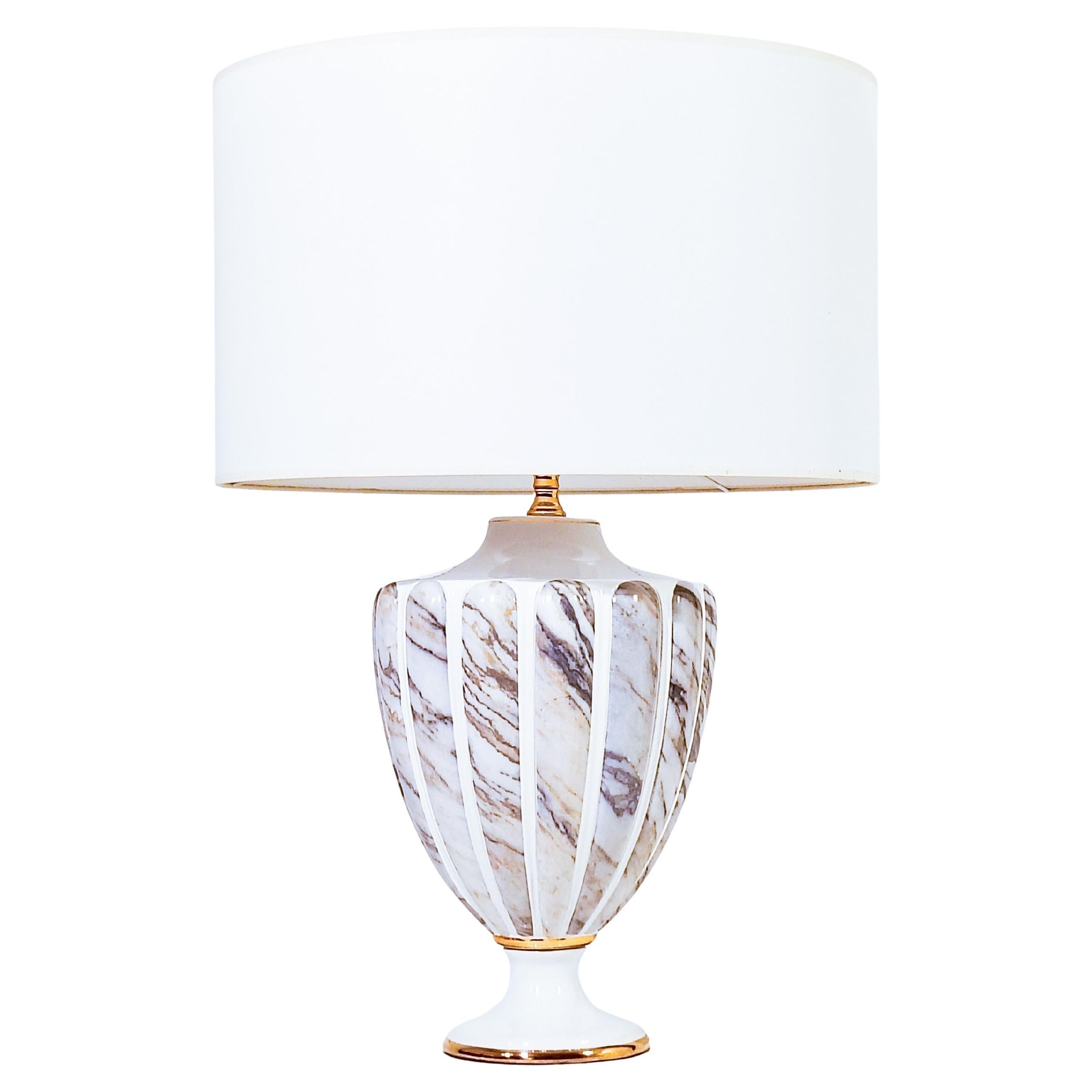 Hollywood Regency. Lampada da tavolo in ceramica effetto marmo, Italia, anni '80 in vendita