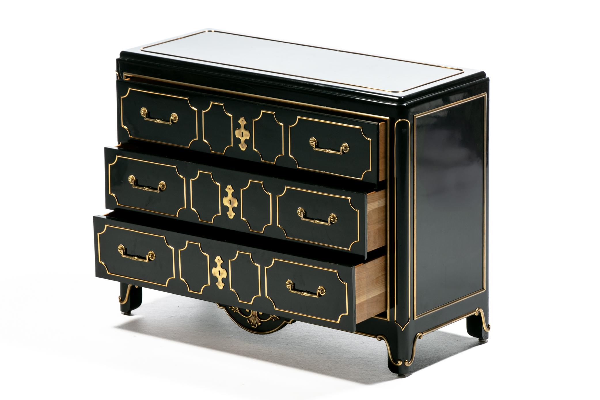 Commode Mastercraft en laque noire et laiton de style Régence hollywoodienne c.C. années 1970 en vente 2