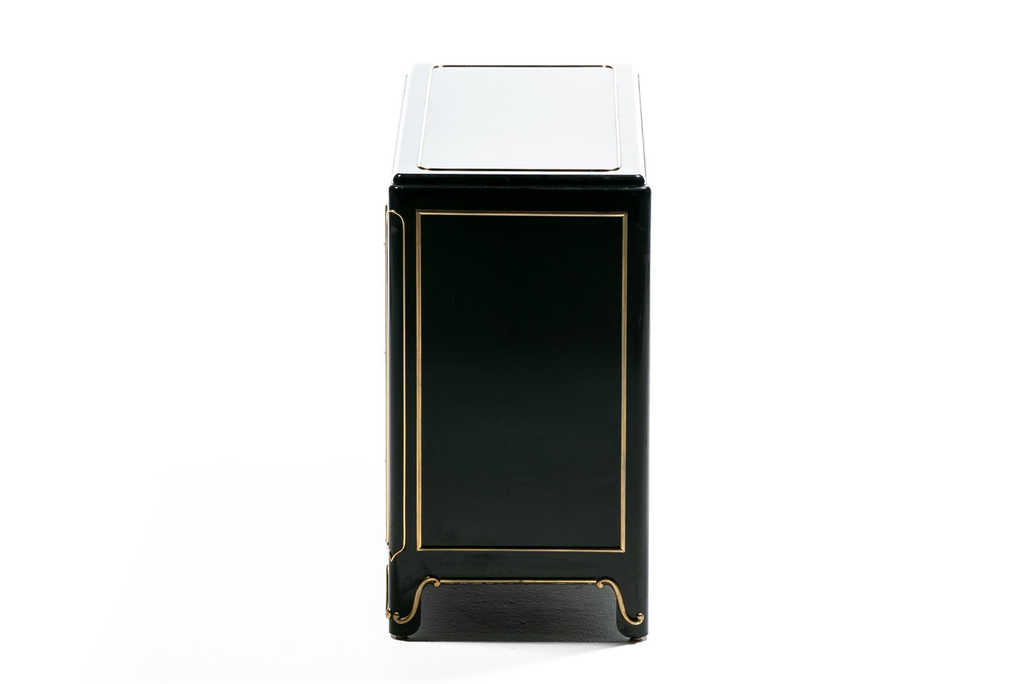 Commode Mastercraft en laque noire et laiton de style Régence hollywoodienne c.C. années 1970 en vente 3