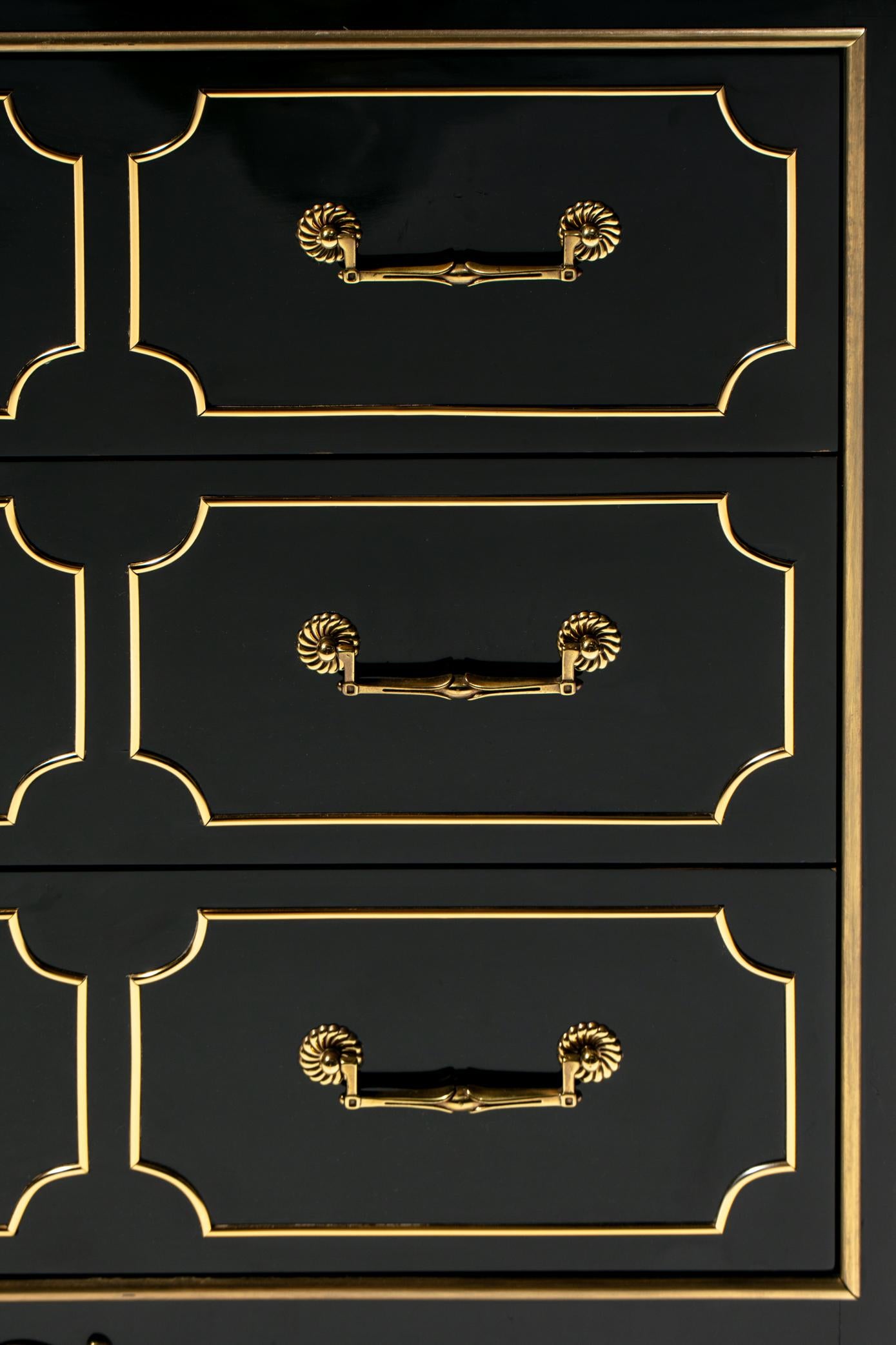 Commode Mastercraft en laque noire et laiton de style Régence hollywoodienne c.C. années 1970 en vente 8